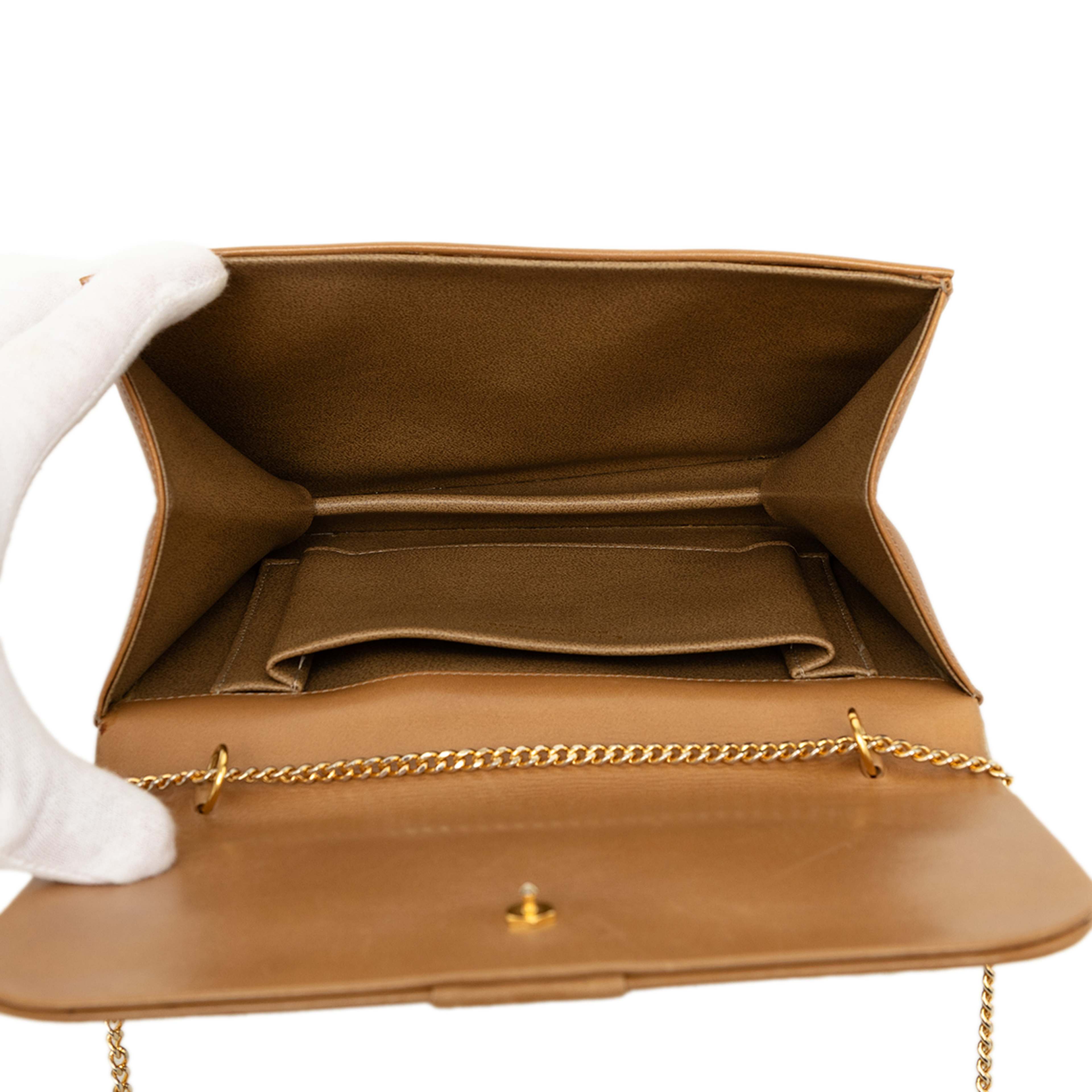 Dior Leather Chain Crossbody, från Luxclusif, i färgen brun. Klicka för att öppna bilden i stort format