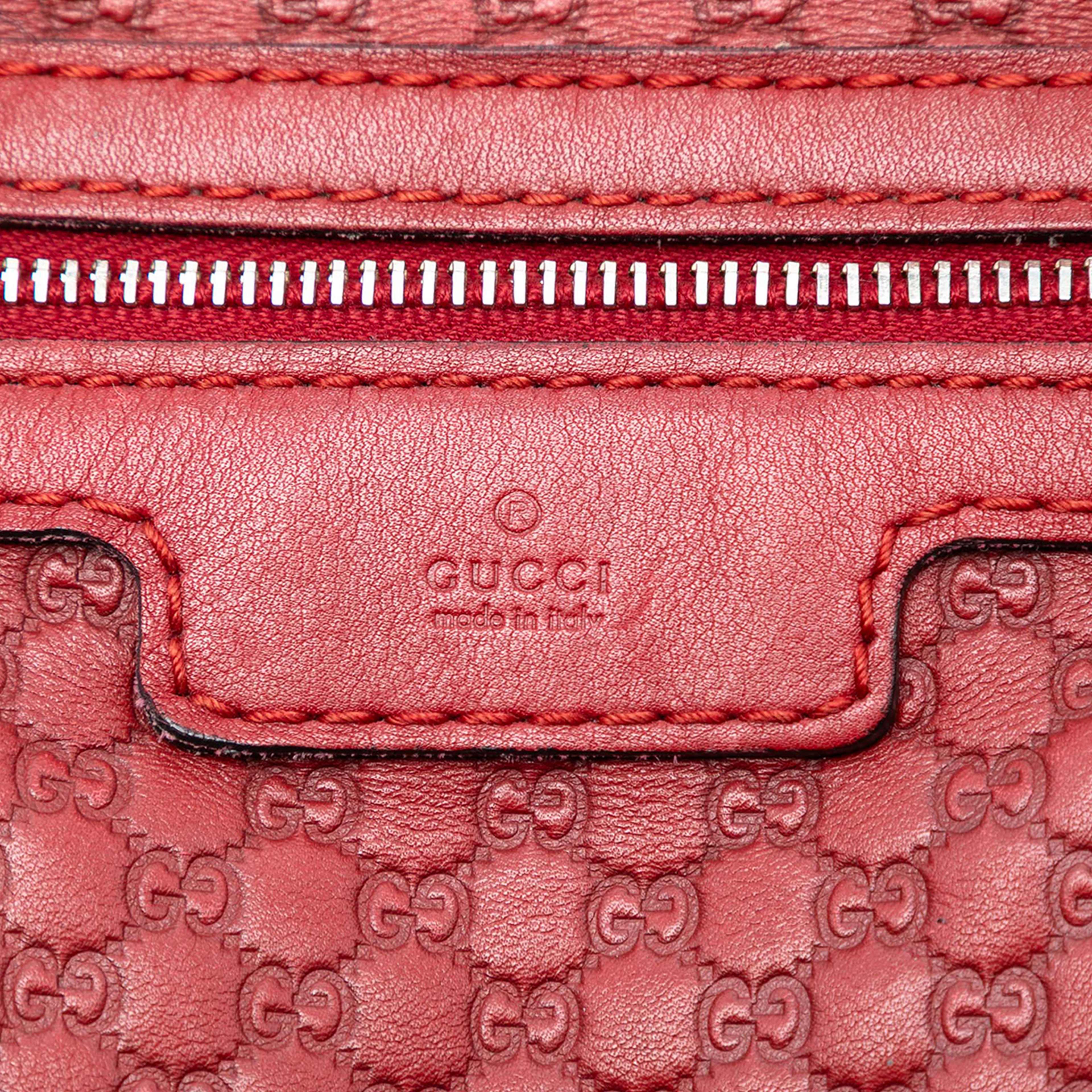 Gucci Medium Microguccissima Joy Boston Bag, från Luxclusif, i färgen red. Klicka för att öppna bilden i stort format
