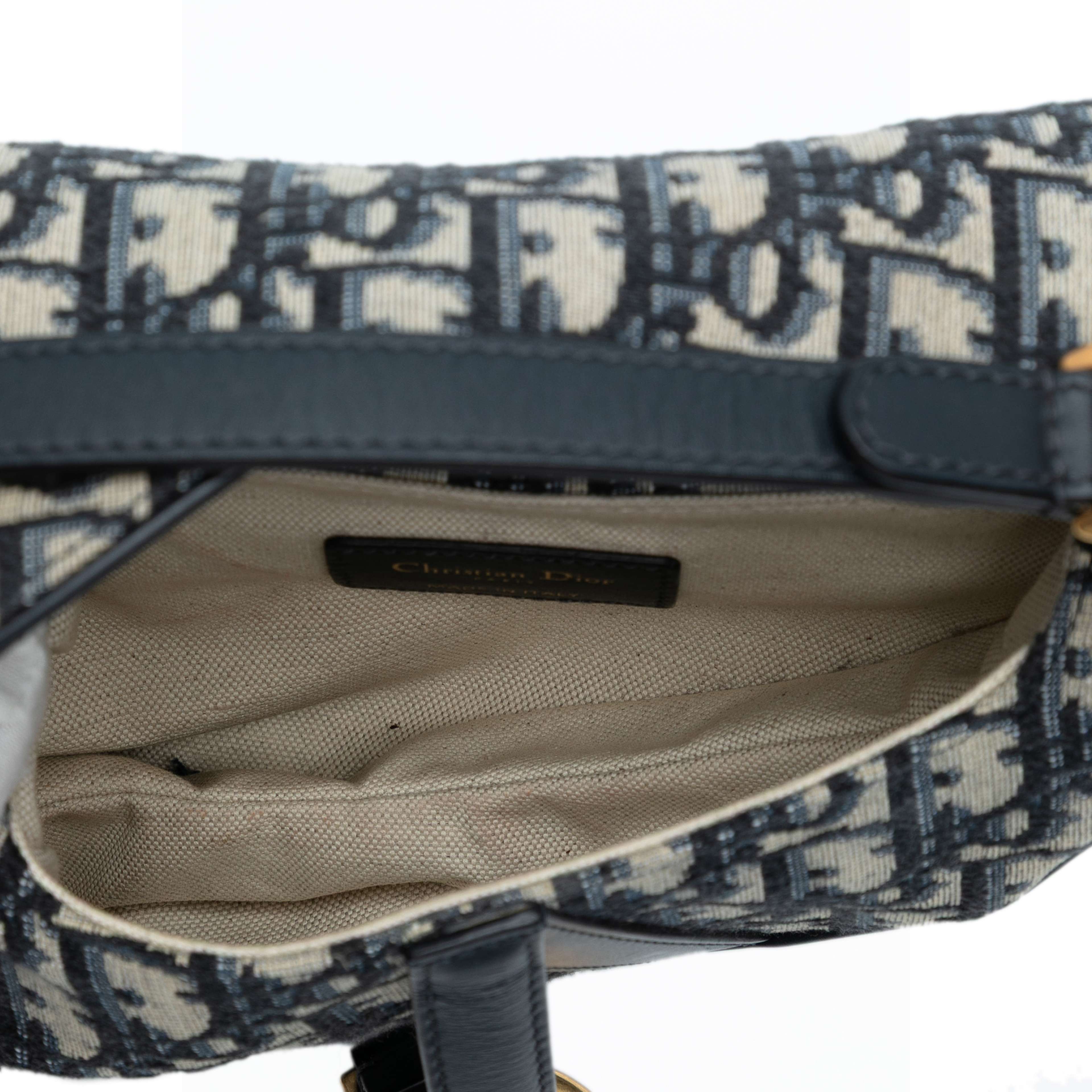 Dior Mini Oblique Canvas Saddle Bag, från Luxclusif, i färgen navy. Klicka för att öppna bilden i stort format