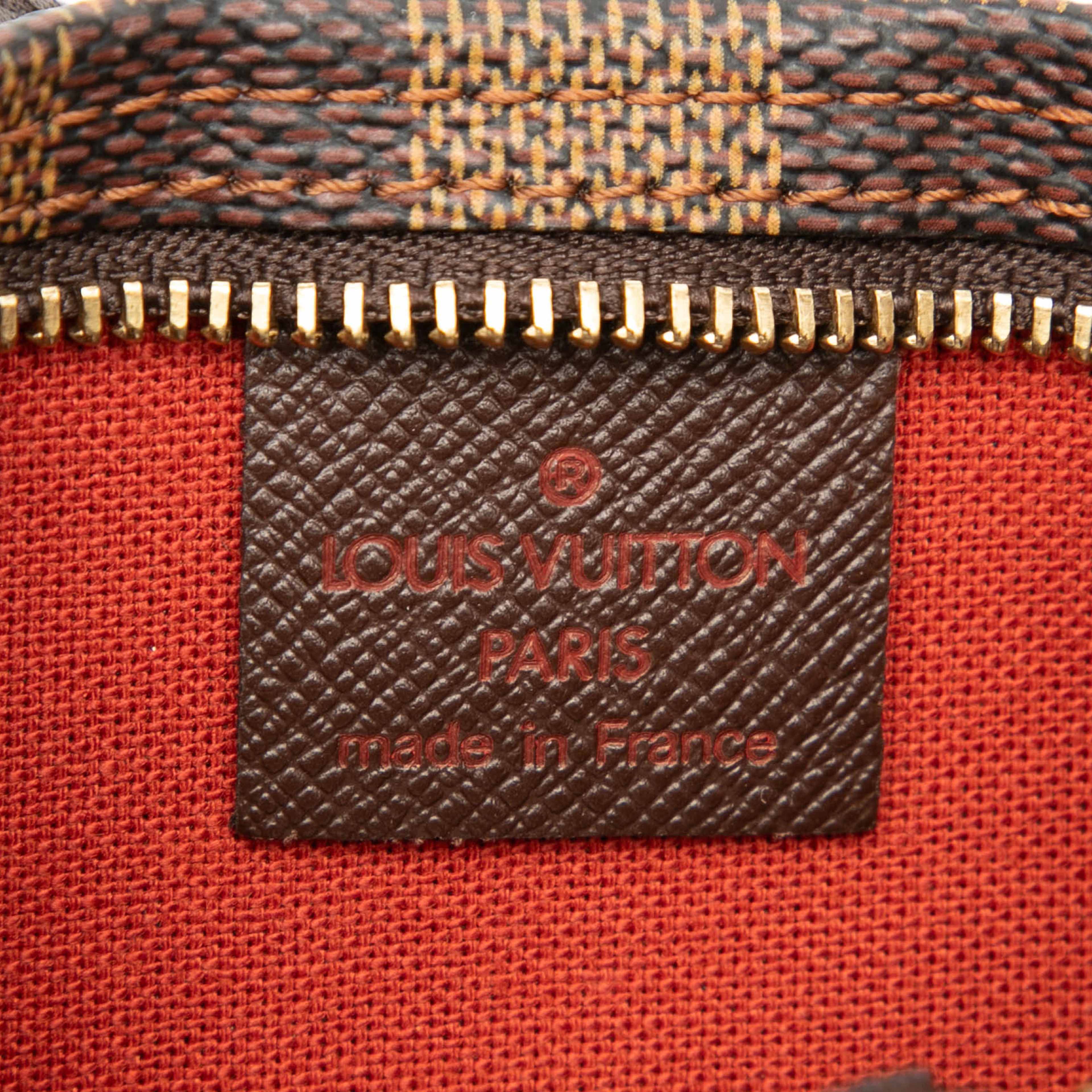 Louis Vuitton Damier Ebene Trousse Pochette, från Luxclusif, i färgen brown. Klicka för att öppna bilden i stort format