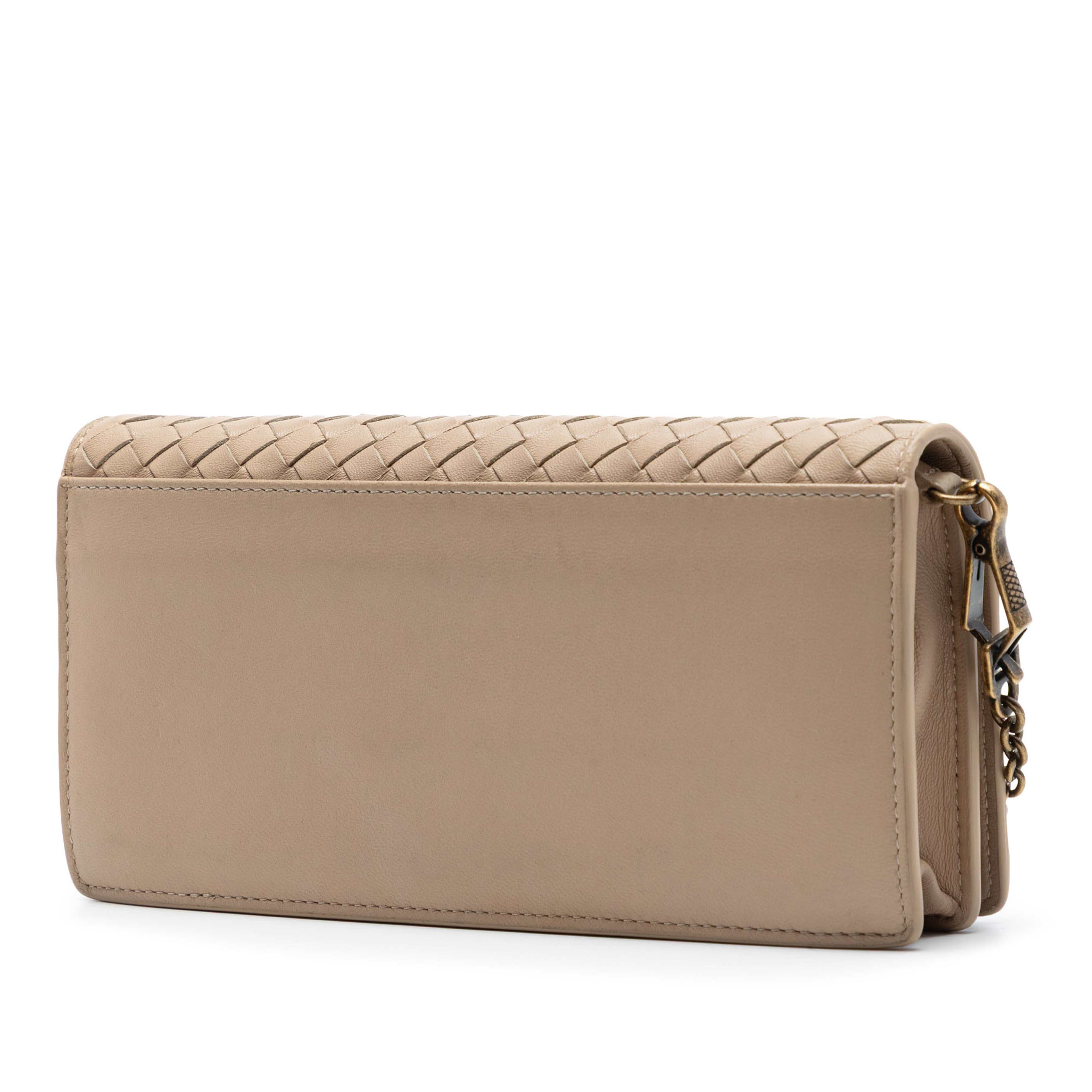 Bottega Veneta Nappa Intrecciato Wallet On Chain, från Luxclusif, i färgen light brown. Klicka för att öppna bilden i stort format