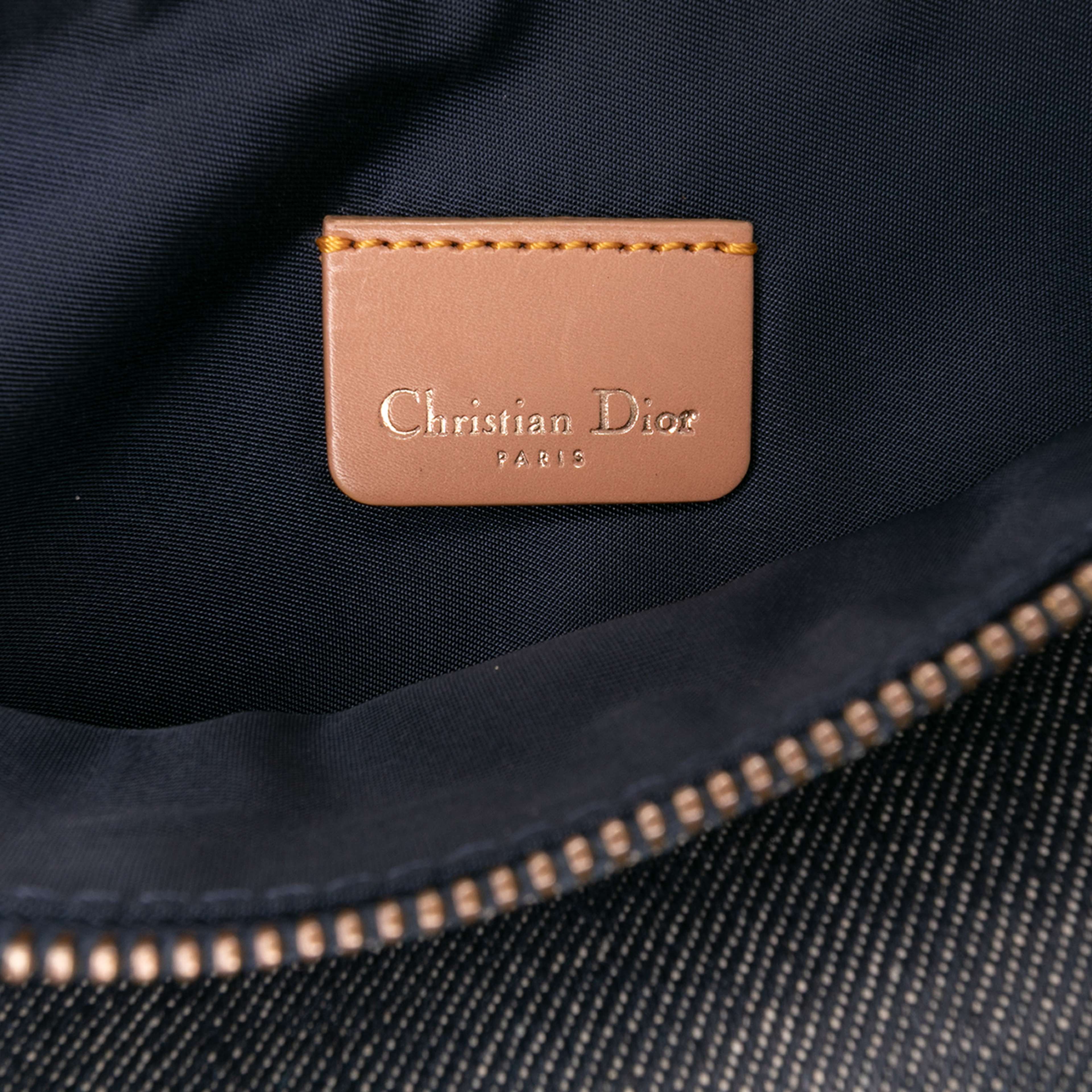 Dior Mini Denim Saddle Pochette, från Luxclusif, i färgen navy. Klicka för att öppna bilden i stort format