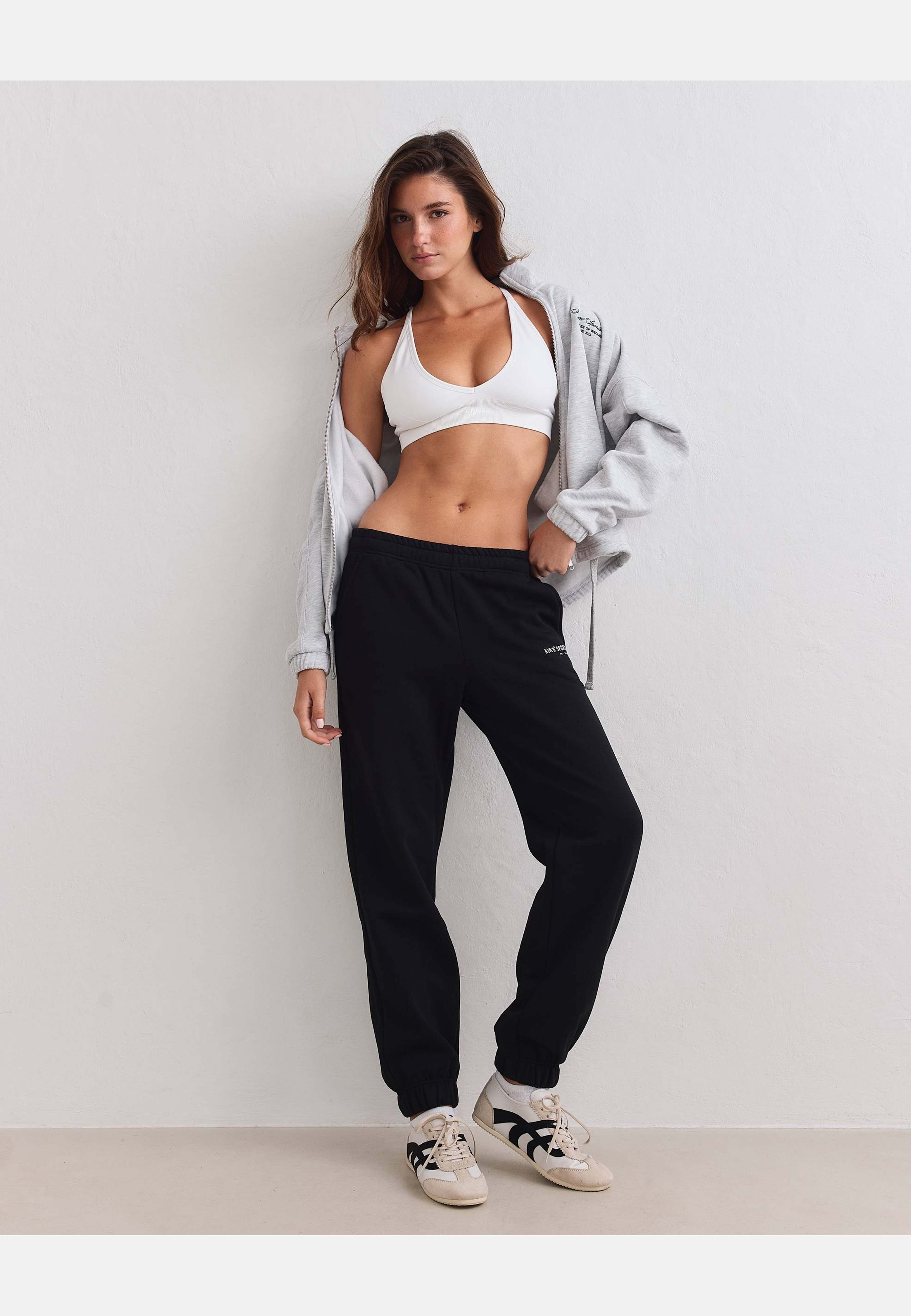 Classic Sweatpants, från aim'n, i färgen black. Klicka för att öppna bilden i stort format