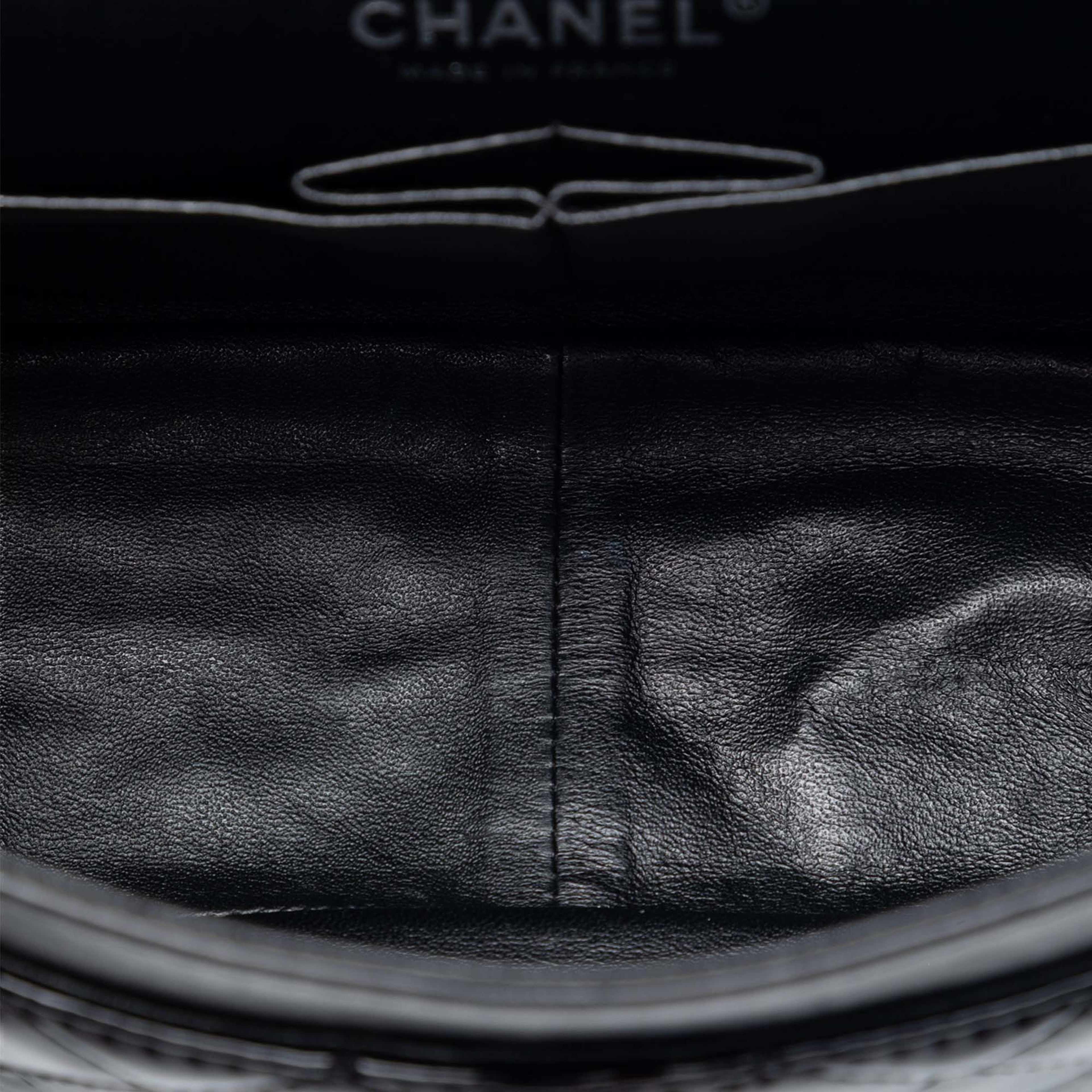 Chanel Quilted Patent Reissue 2.55 Double Flap 226, från Luxclusif, i färgen black. Klicka för att öppna bilden i stort format