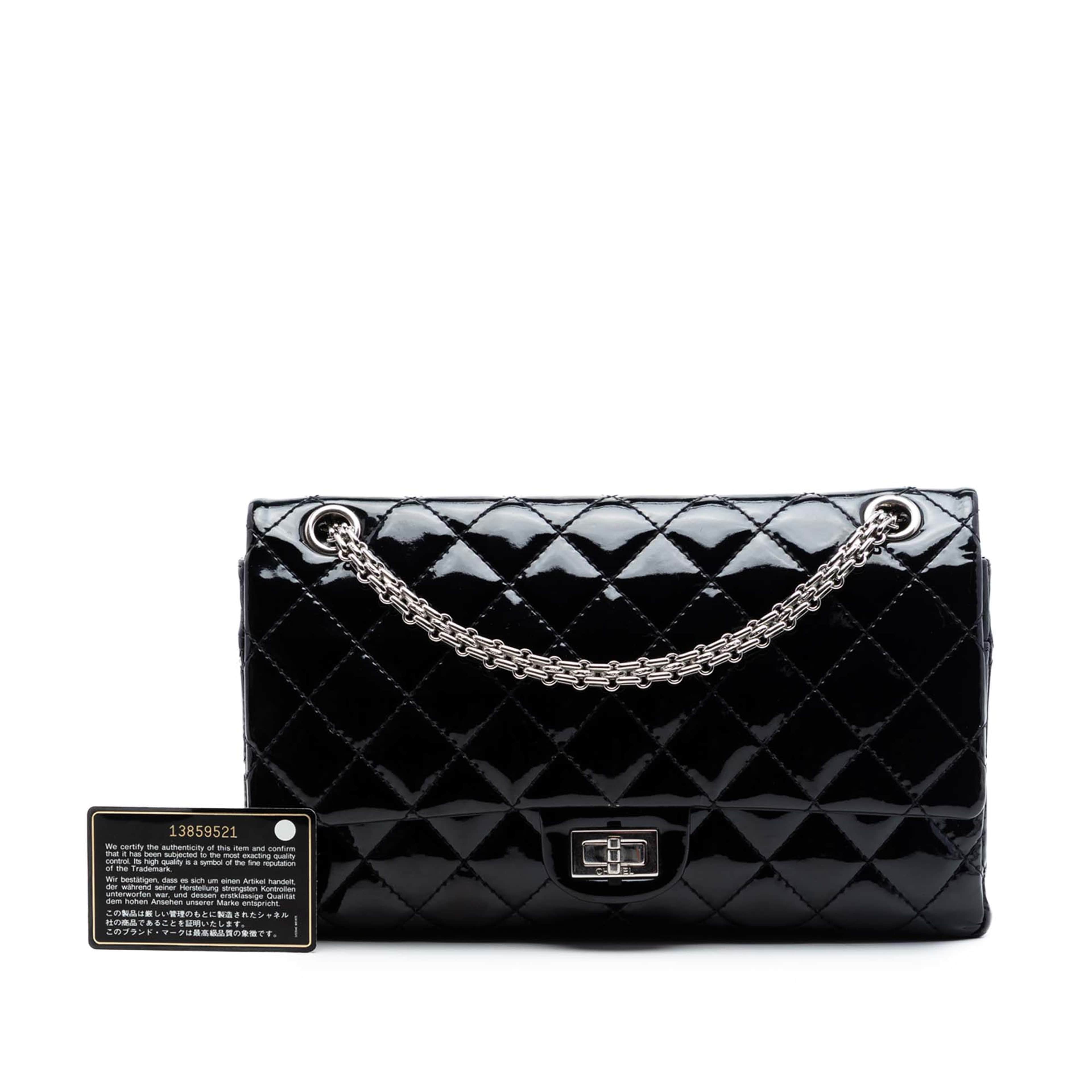 Chanel Quilted Patent Reissue 2.55 Double Flap 226, från Luxclusif, i färgen svart. Klicka för att öppna bilden i stort format