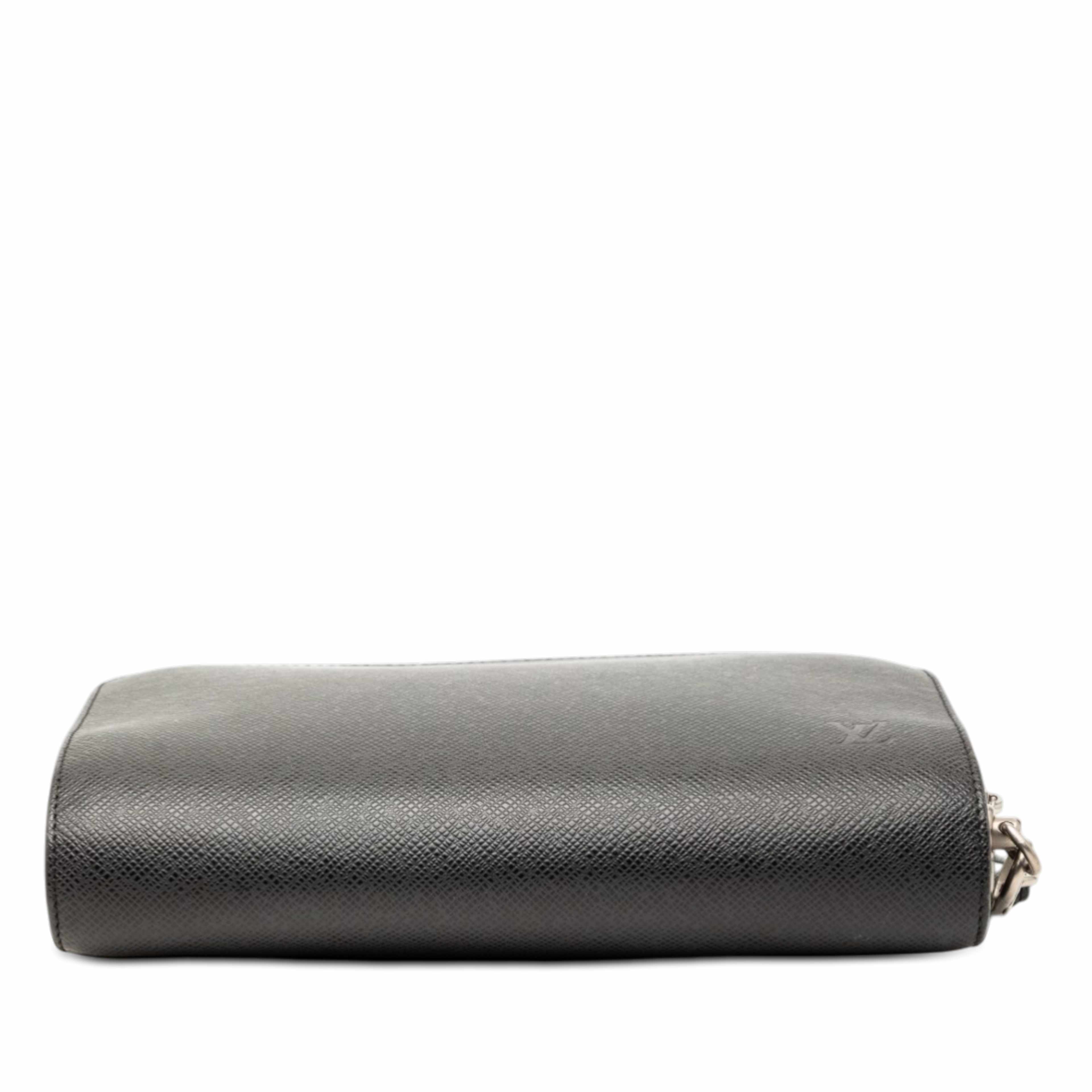 Louis Vuitton Taiga Pochette Baikal, från Luxclusif, i färgen black. Klicka för att öppna bilden i stort format