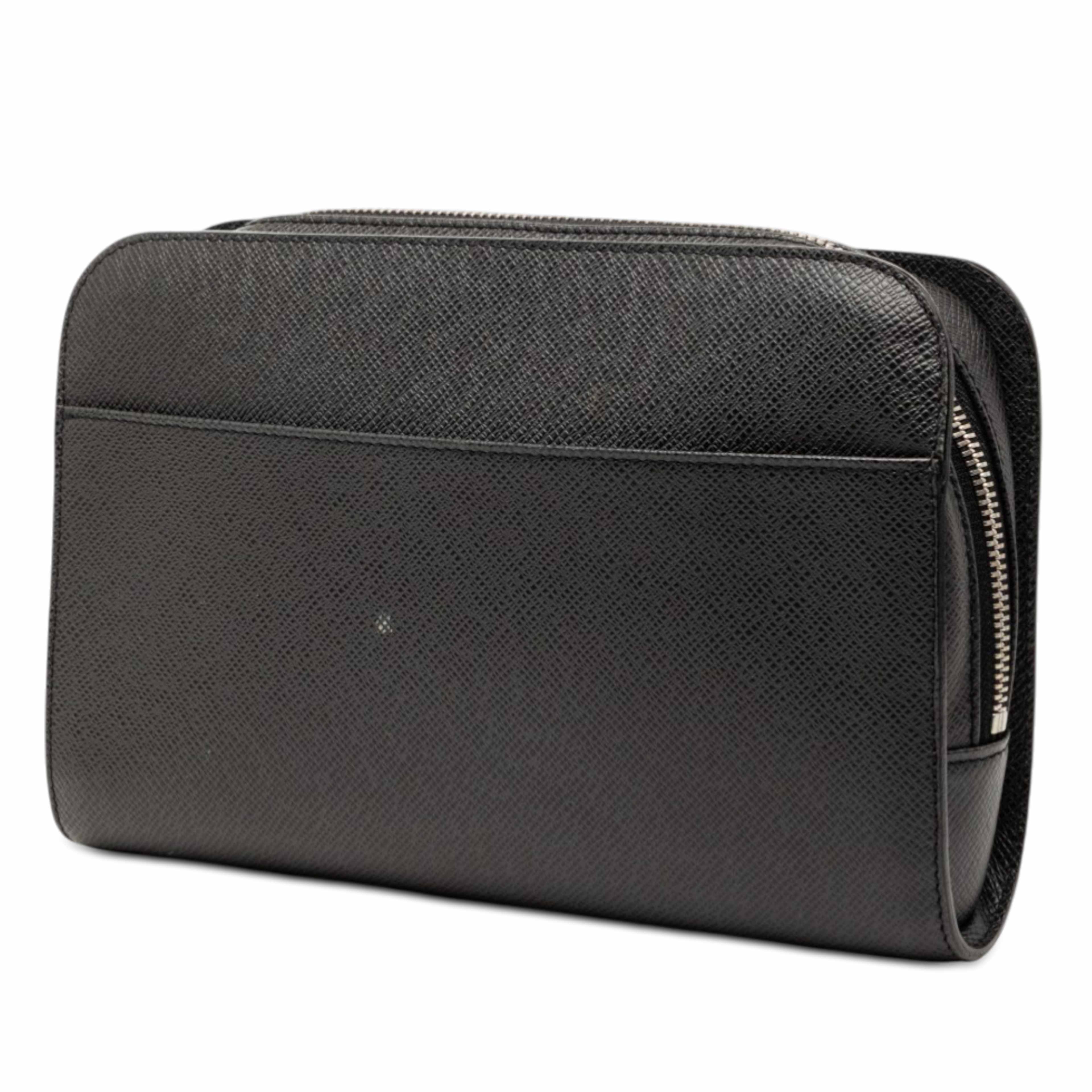 Louis Vuitton Taiga Pochette Baikal, från Luxclusif, i färgen black. Klicka för att öppna bilden i stort format