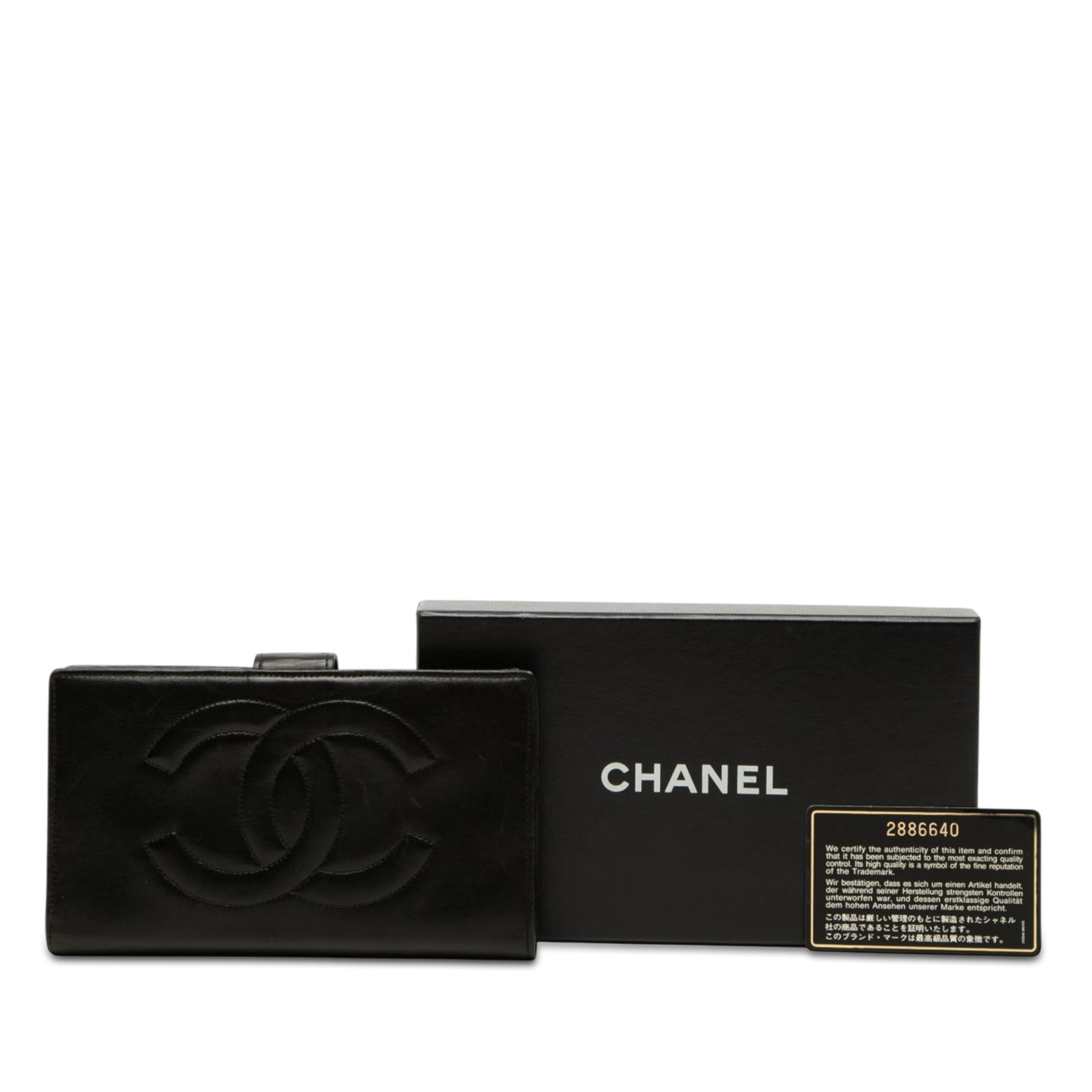 Chanel Cc Lambskin Bifold Long Wallet, från Luxclusif, i färgen svart. Klicka för att öppna bilden i stort format