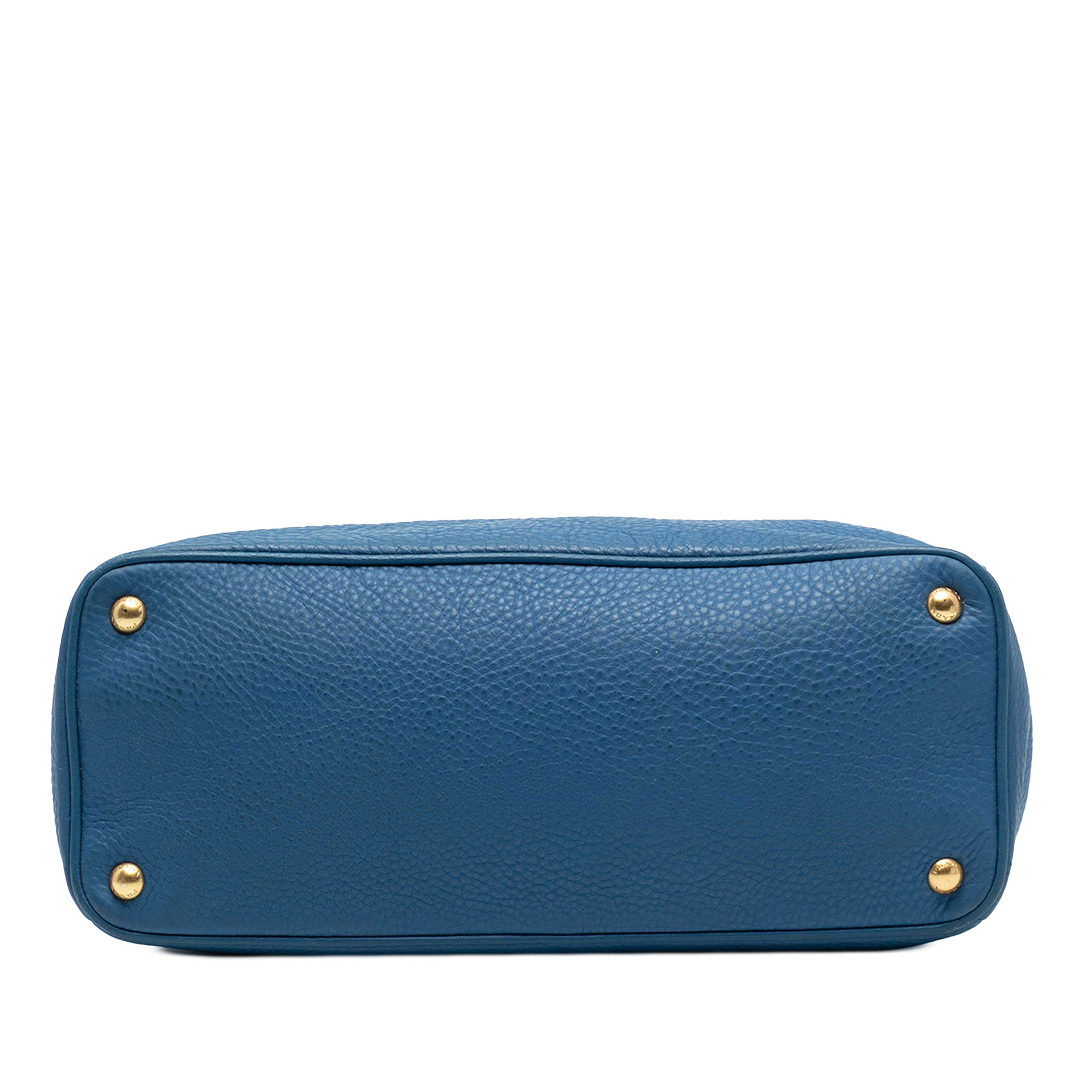 Prada Vitello Daino Double Zip Convertible Tote, från Luxclusif, i färgen blue. Klicka för att öppna bilden i stort format