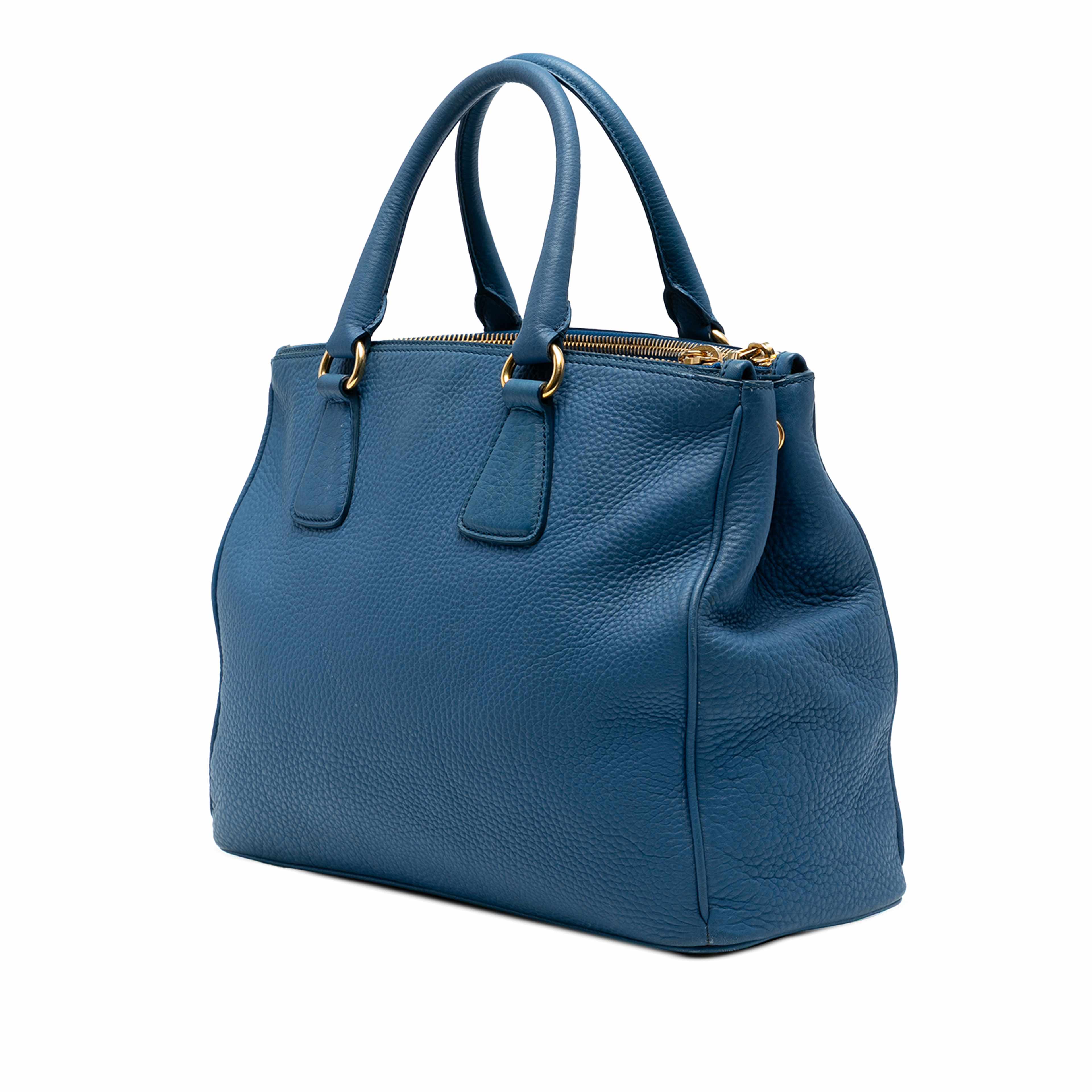 Prada Vitello Daino Double Zip Convertible Tote, från Luxclusif, i färgen blue. Klicka för att öppna bilden i stort format