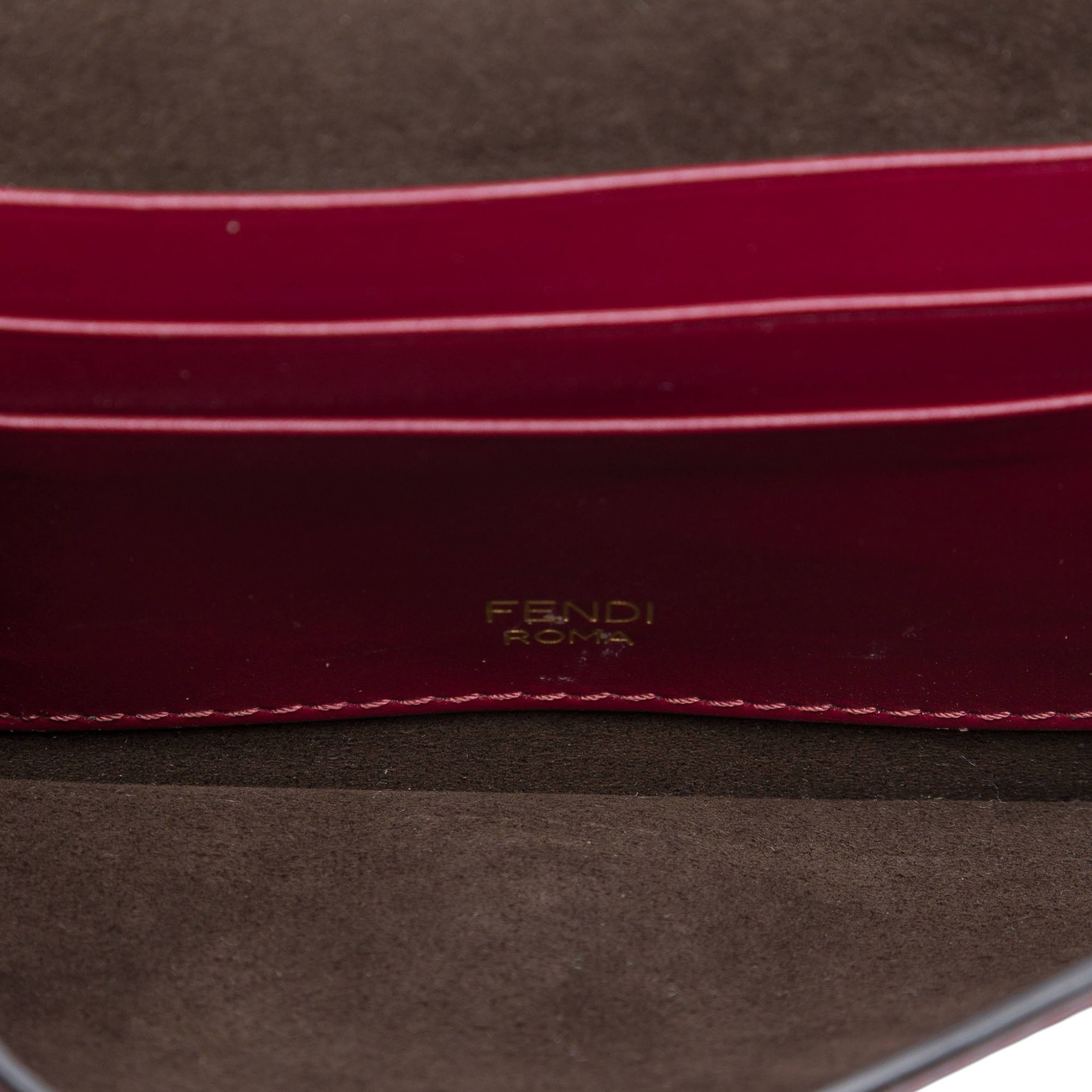 Fendi Mini Leather Flat Baguette Crossbody, från Luxclusif, i färgen röd. Klicka för att öppna bilden i stort format