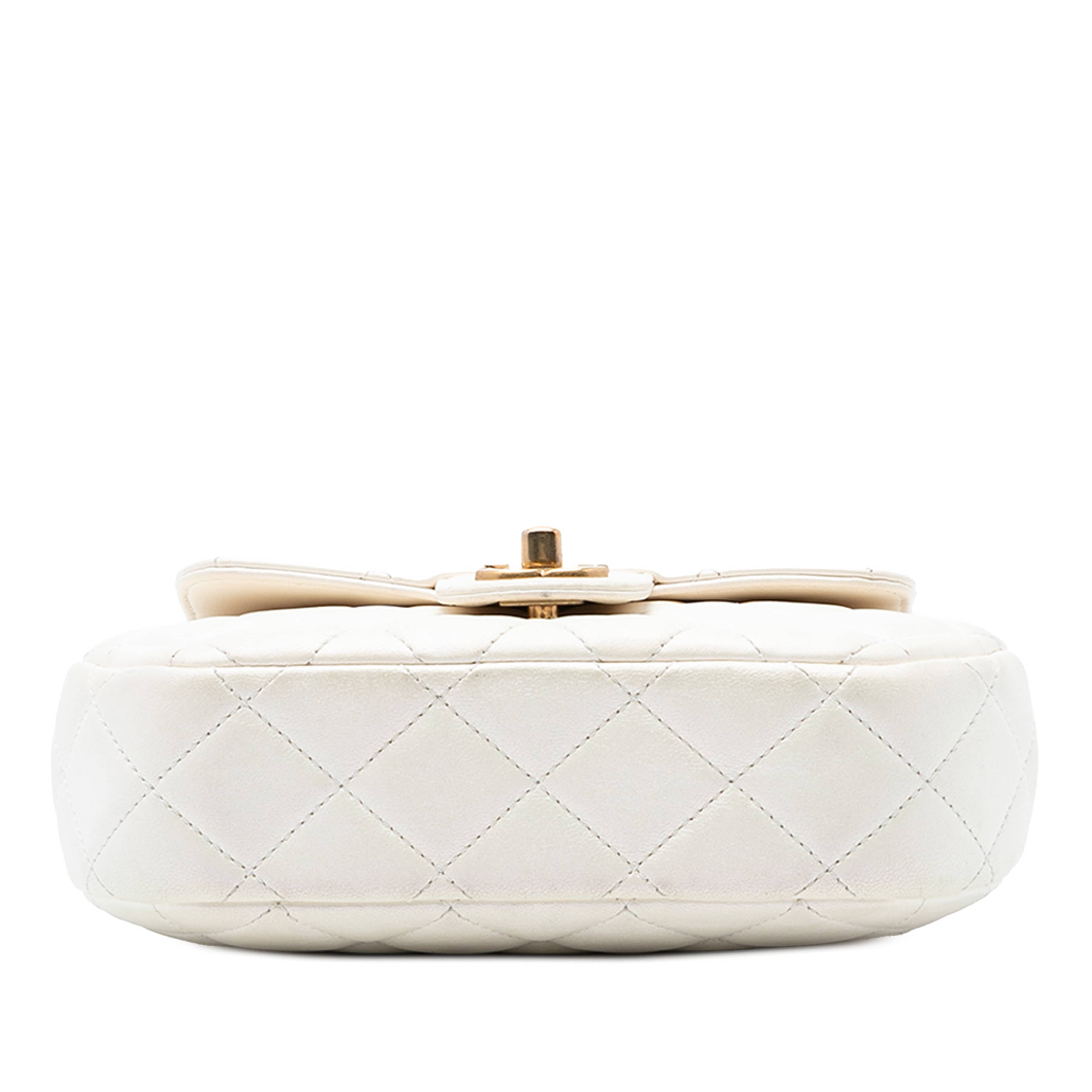 Chanel Cc Quilted Lambskin Top Handle Bag, från Luxclusif, i färgen white. Klicka för att öppna bilden i stort format