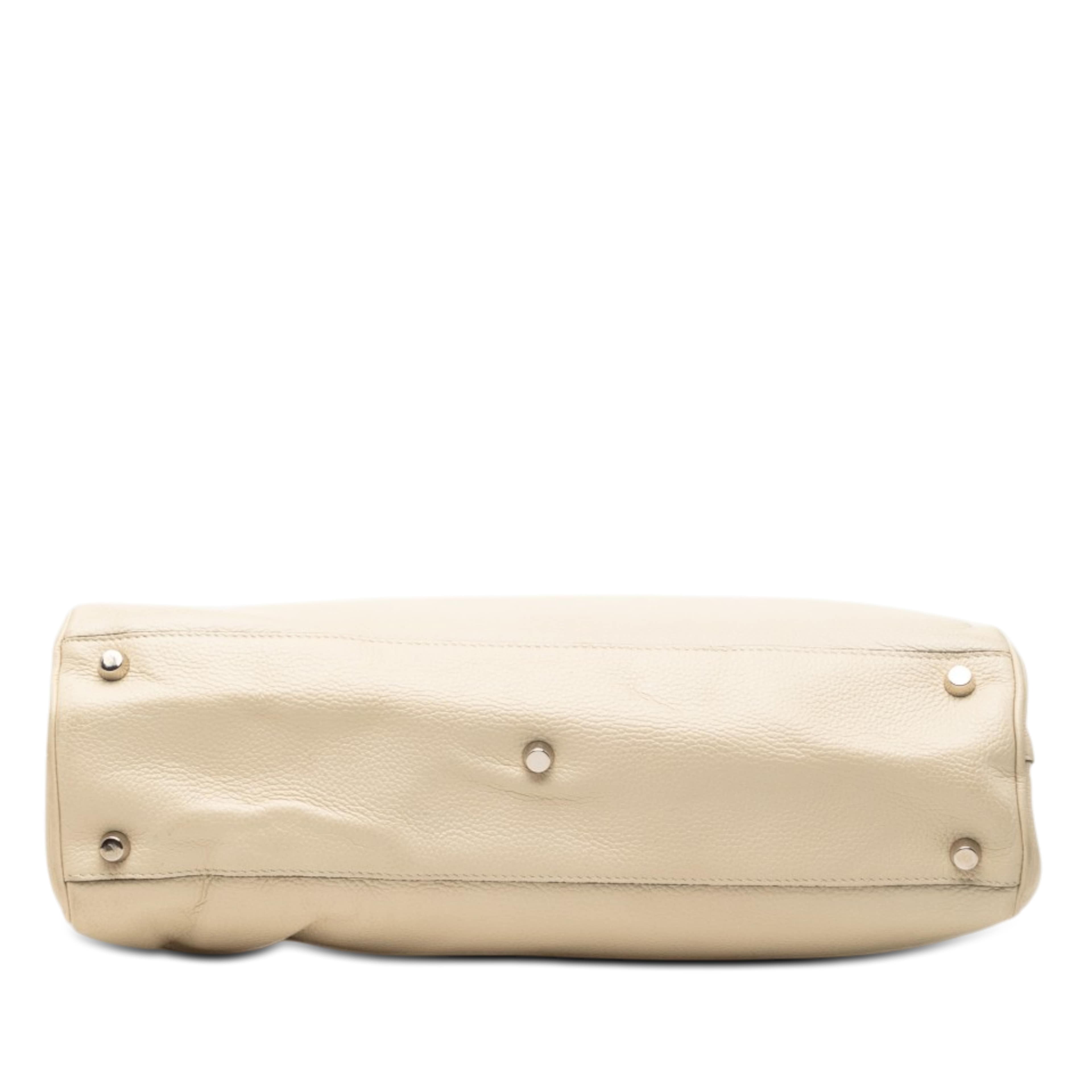 Gucci Medium Calfskin Zumi Top Handle Bag, från Luxclusif, i färgen vit. Klicka för att öppna bilden i stort format
