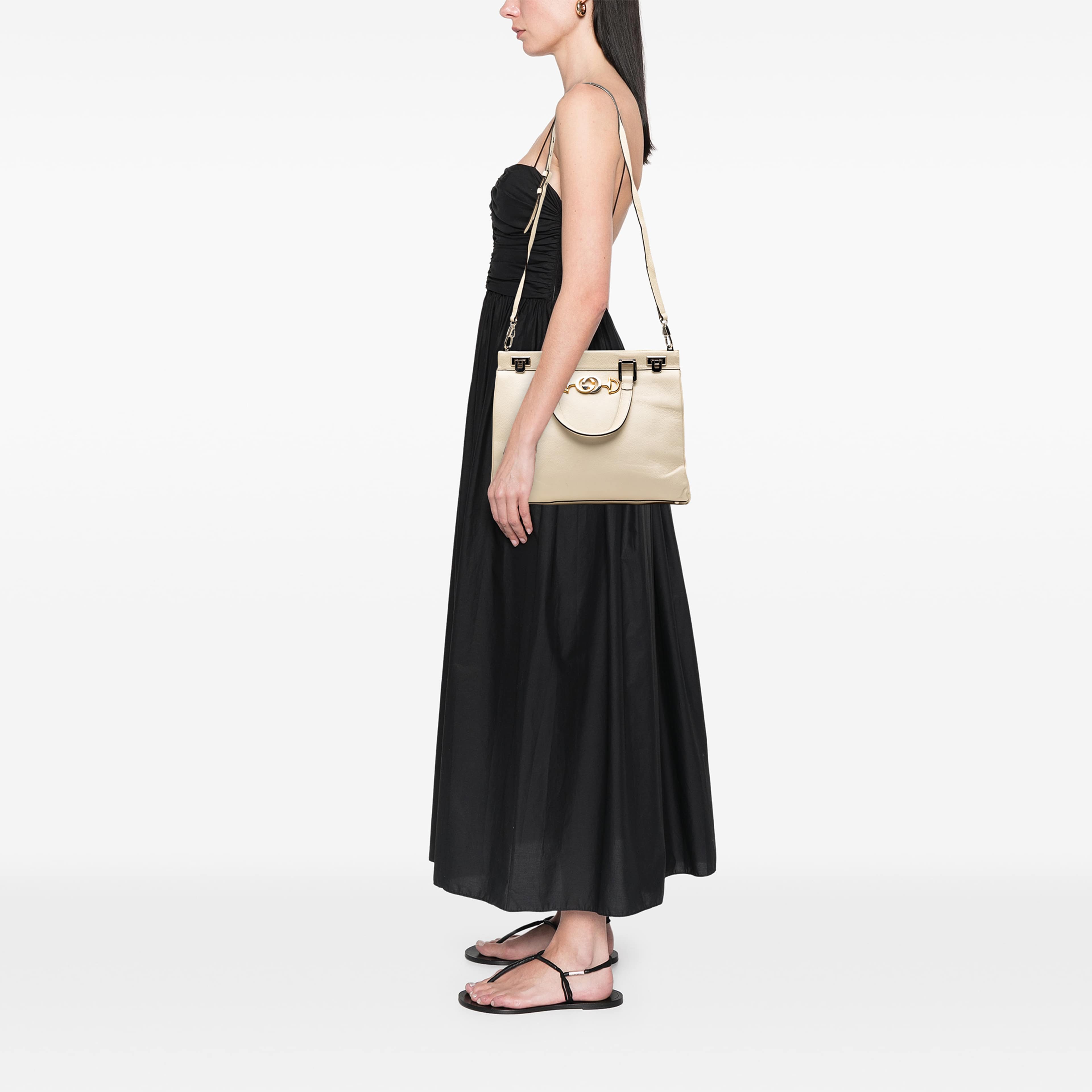 Gucci Medium Calfskin Zumi Top Handle Bag, från Luxclusif, i färgen vit. Klicka för att öppna bilden i stort format