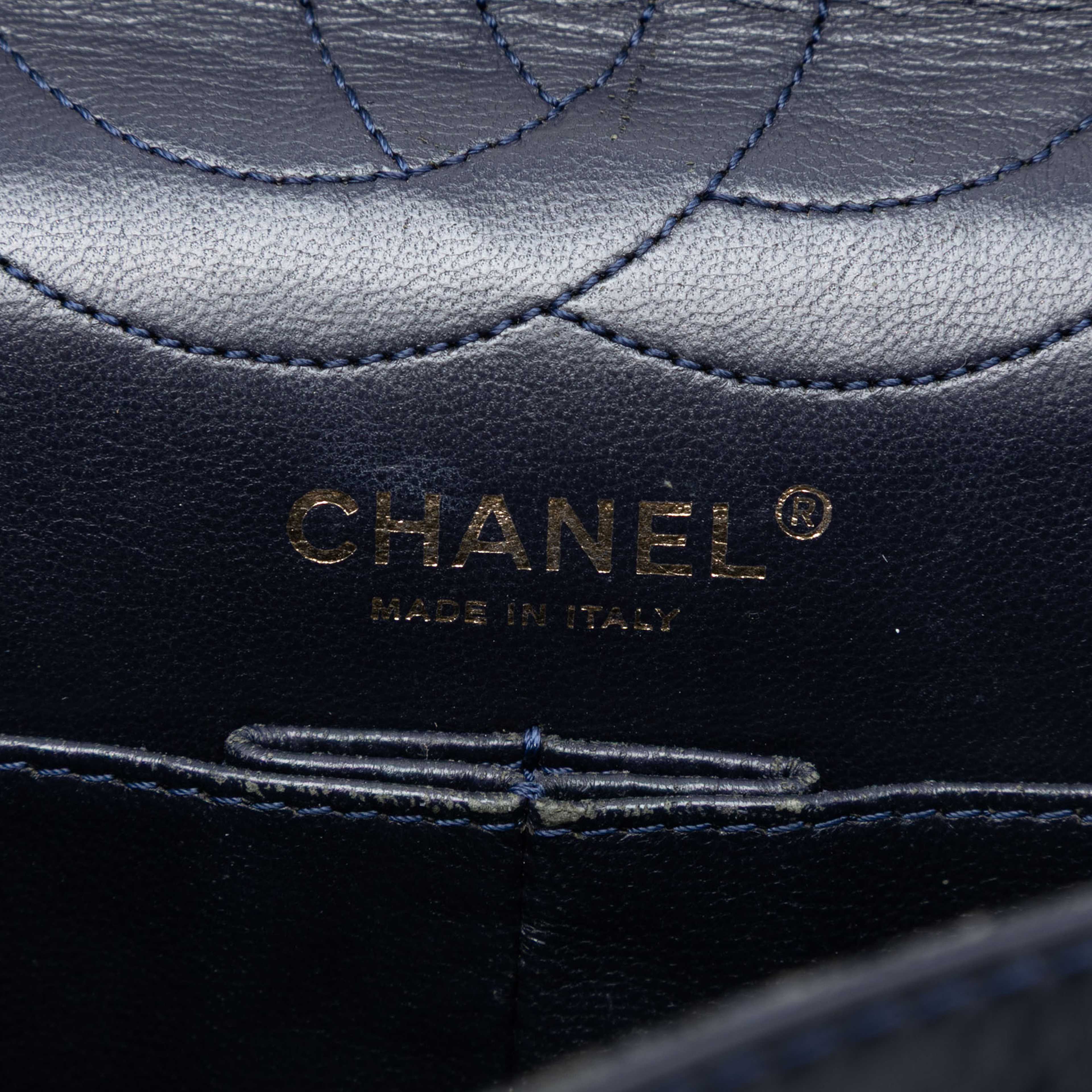 Chanel Reissue 2.55 Quilted Aged Calfskin Double Flap 226, från Luxclusif, i färgen navy. Klicka för att öppna bilden i stort format