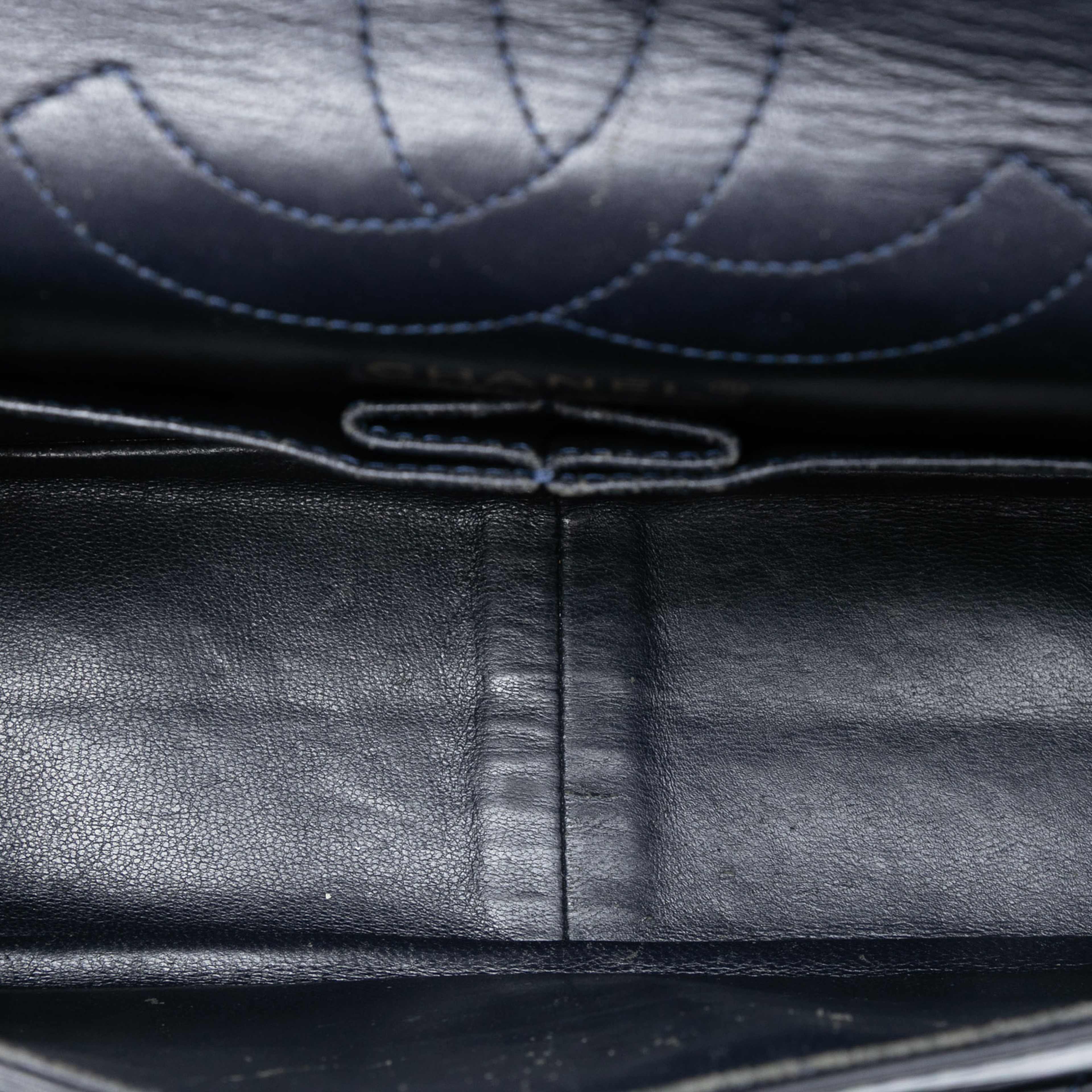 Chanel Reissue 2.55 Quilted Aged Calfskin Double Flap 226, från Luxclusif, i färgen navy. Klicka för att öppna bilden i stort format