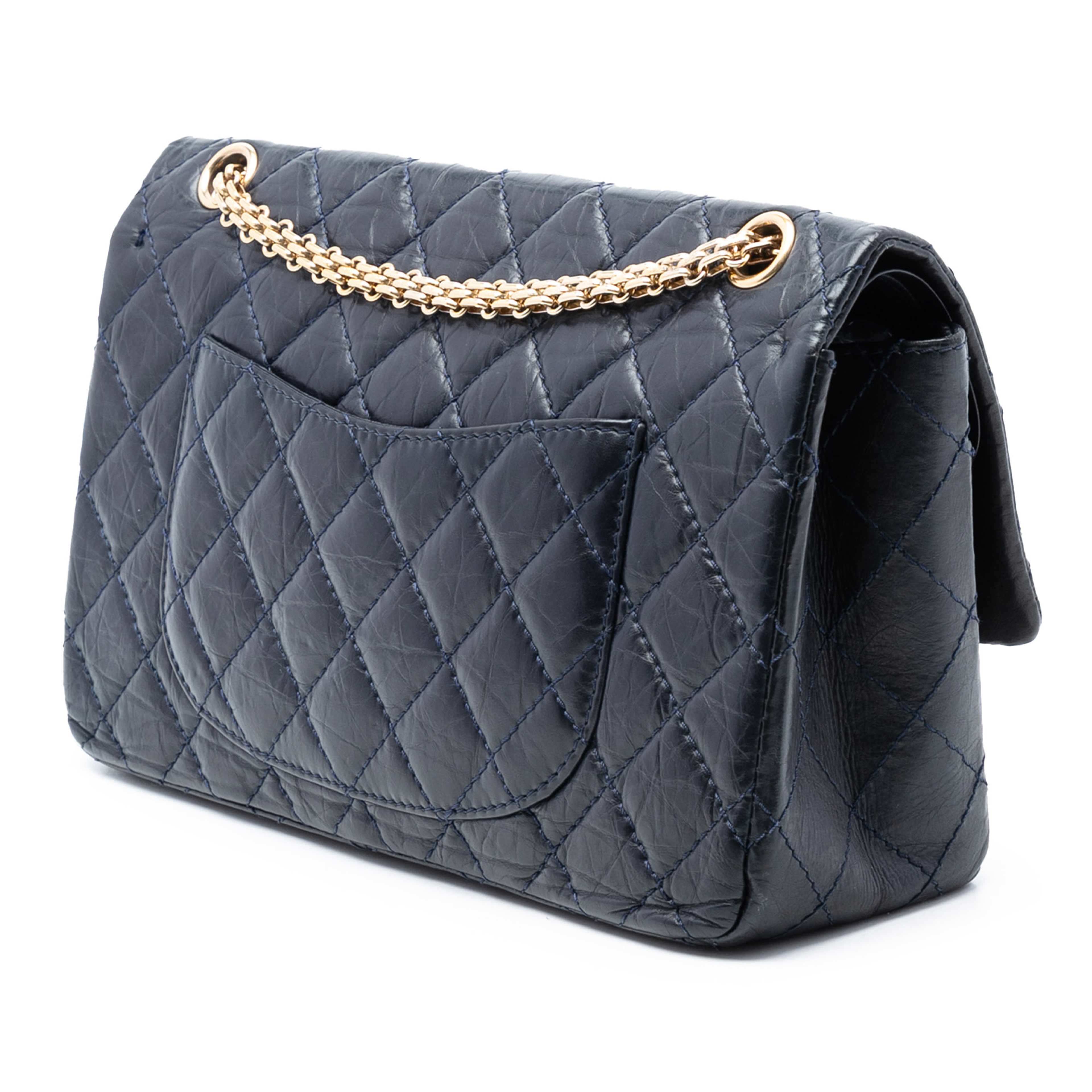 Chanel Reissue 2.55 Quilted Aged Calfskin Double Flap 226, från Luxclusif, i färgen navy. Klicka för att öppna bilden i stort format