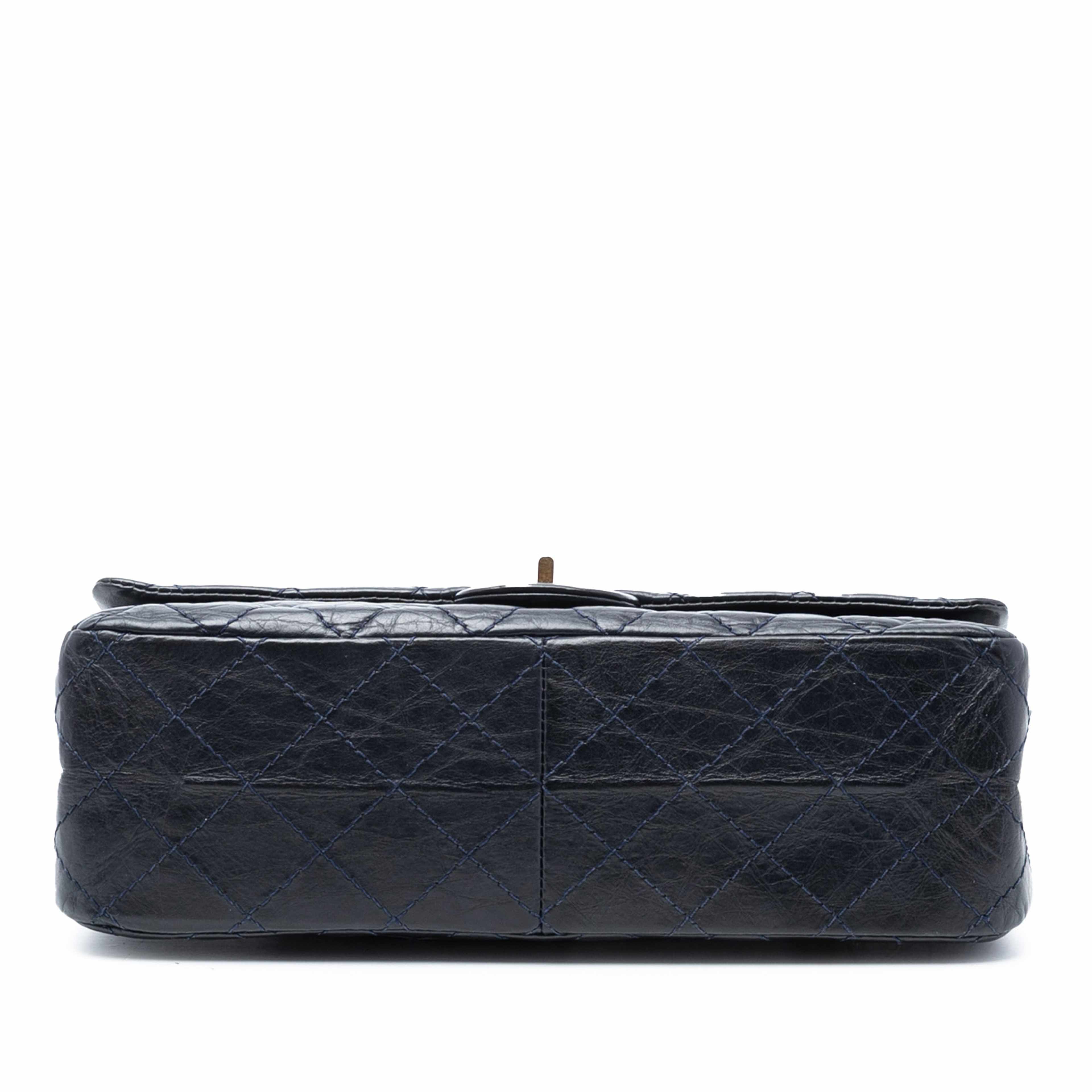 Chanel Reissue 2.55 Quilted Aged Calfskin Double Flap 226, från Luxclusif, i färgen navy. Klicka för att öppna bilden i stort format