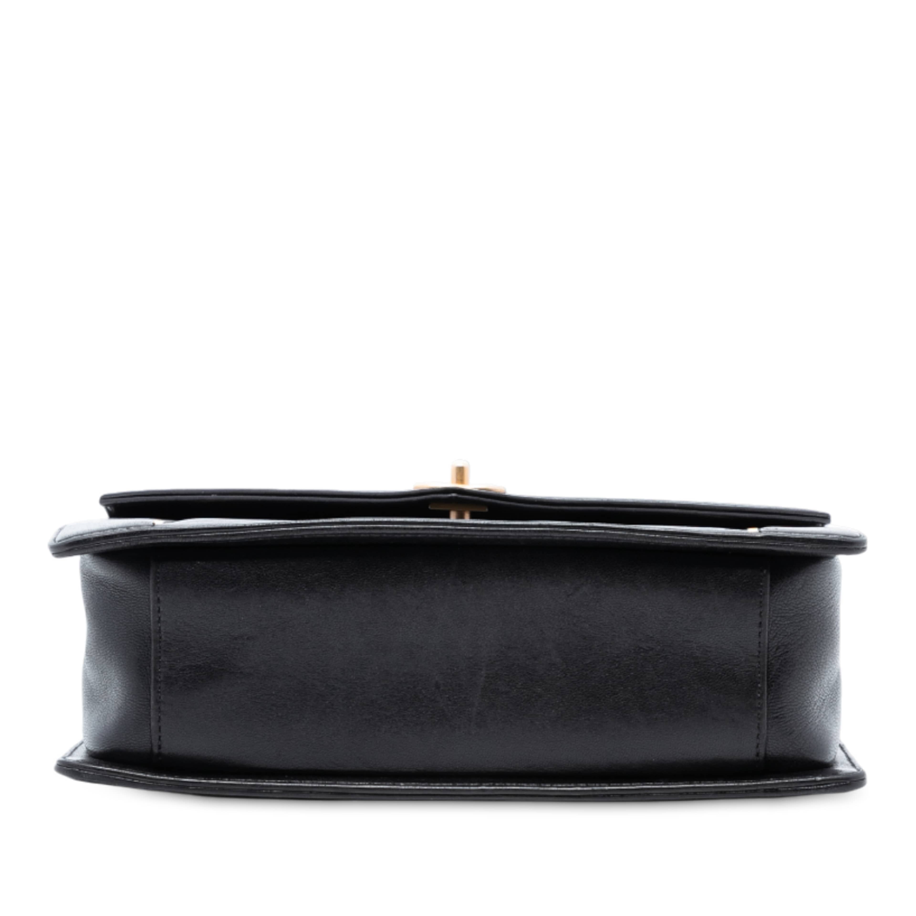 Chanel Medium Reversed Chevron Lambskin Flap, från Luxclusif, i färgen black. Klicka för att öppna bilden i stort format