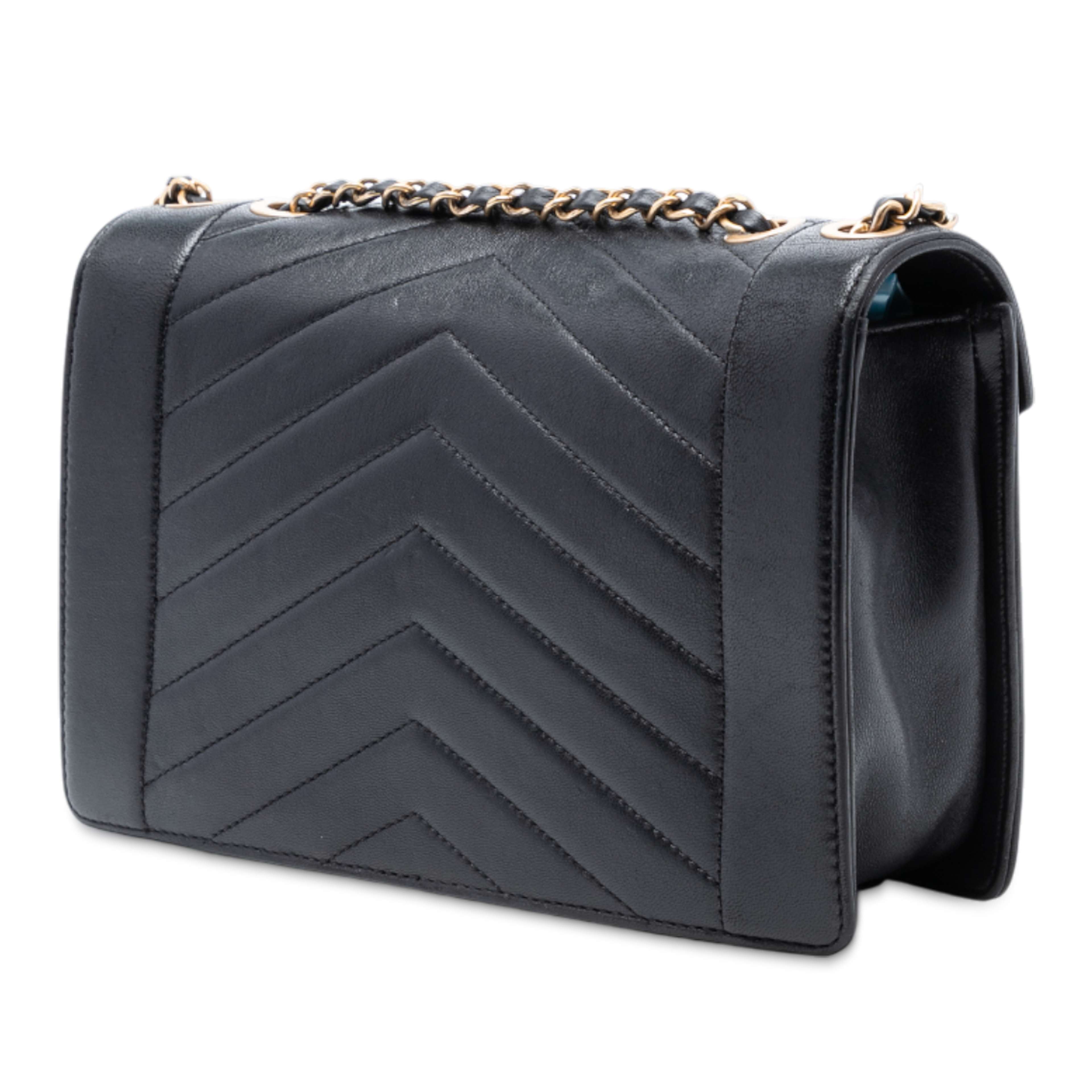 Chanel Medium Reversed Chevron Lambskin Flap, från Luxclusif, i färgen black. Klicka för att öppna bilden i stort format