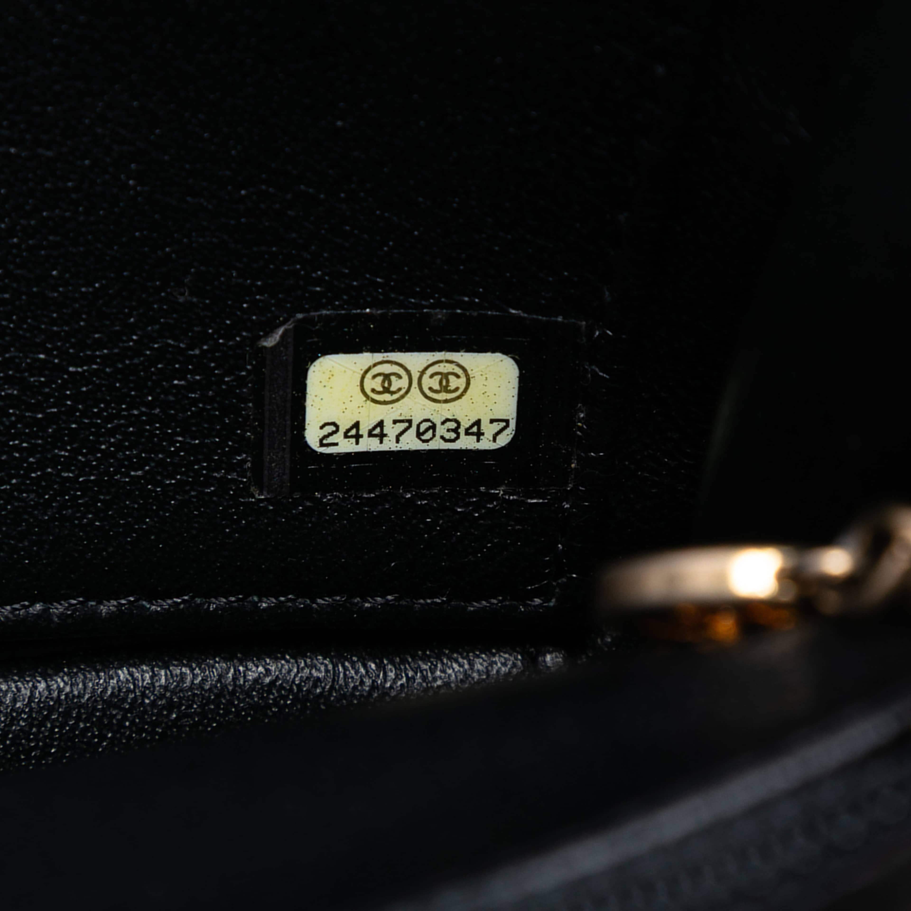 Chanel Medium Reversed Chevron Lambskin Flap, från Luxclusif, i färgen black. Klicka för att öppna bilden i stort format