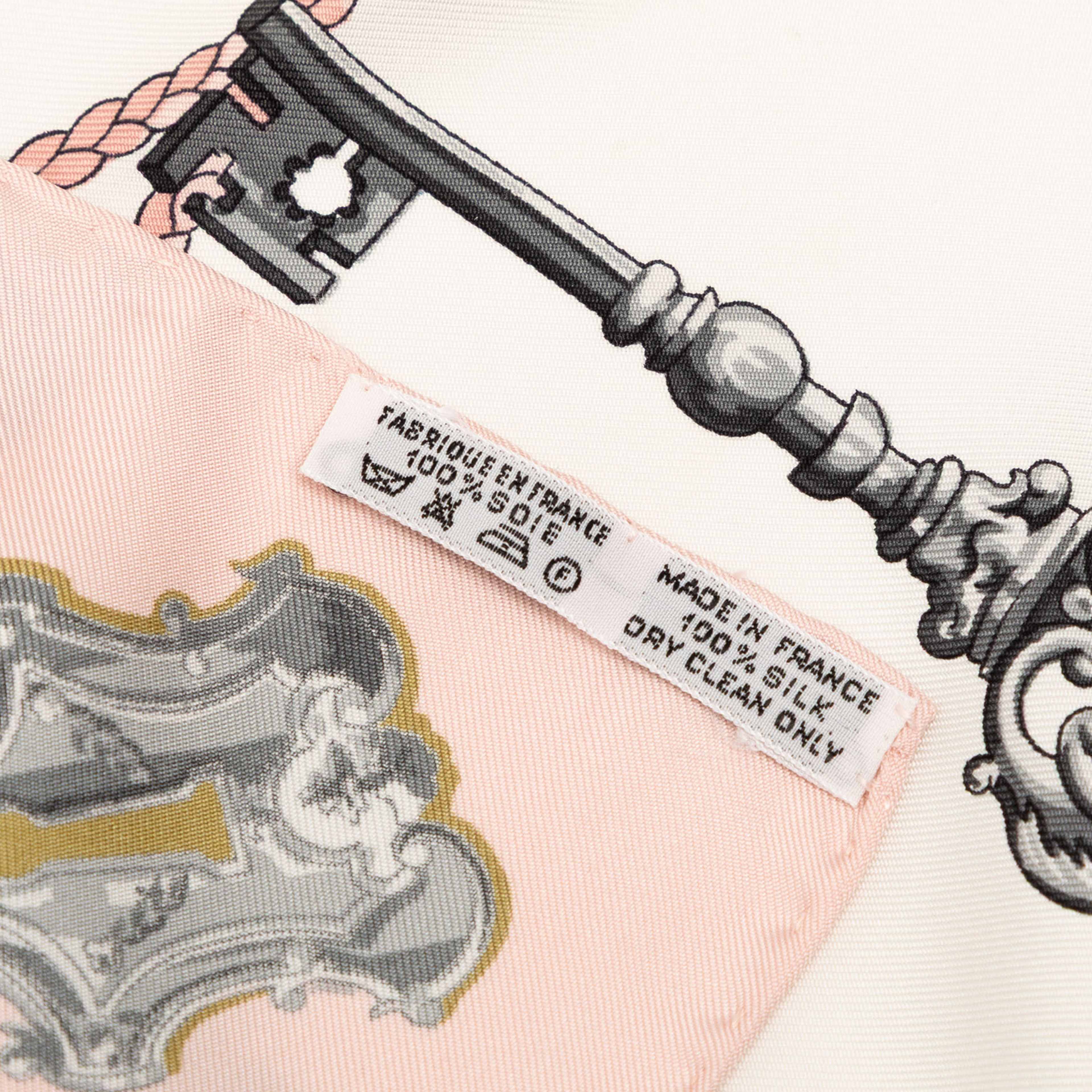 Hermès Les Cles Silk Scarf 90, från Luxclusif, i färgen rosa. Klicka för att öppna bilden i stort format