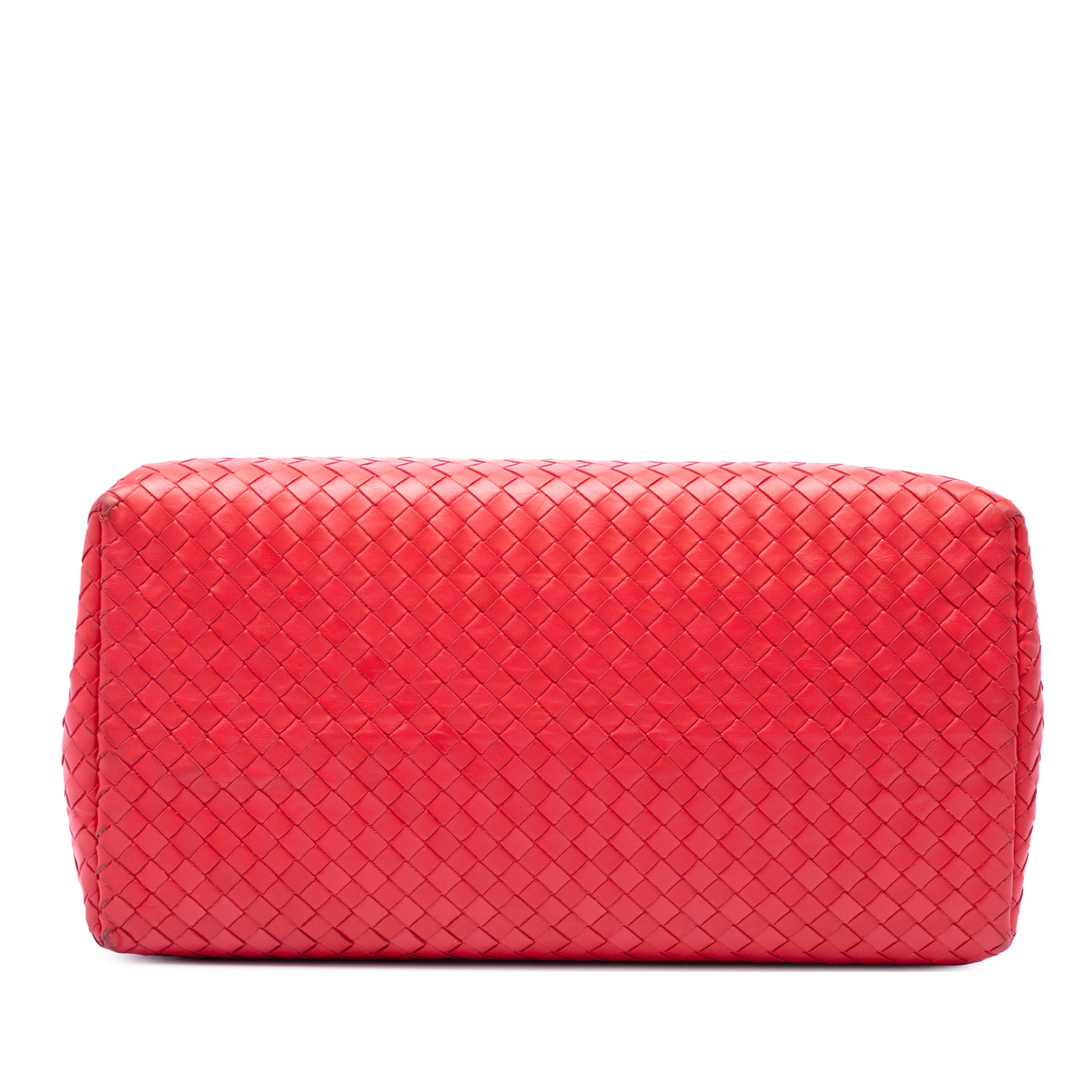 Bottega Veneta Medium Nappa Intrecciato Roma Tote, från Luxclusif, i färgen röd. Klicka för att öppna bilden i stort format