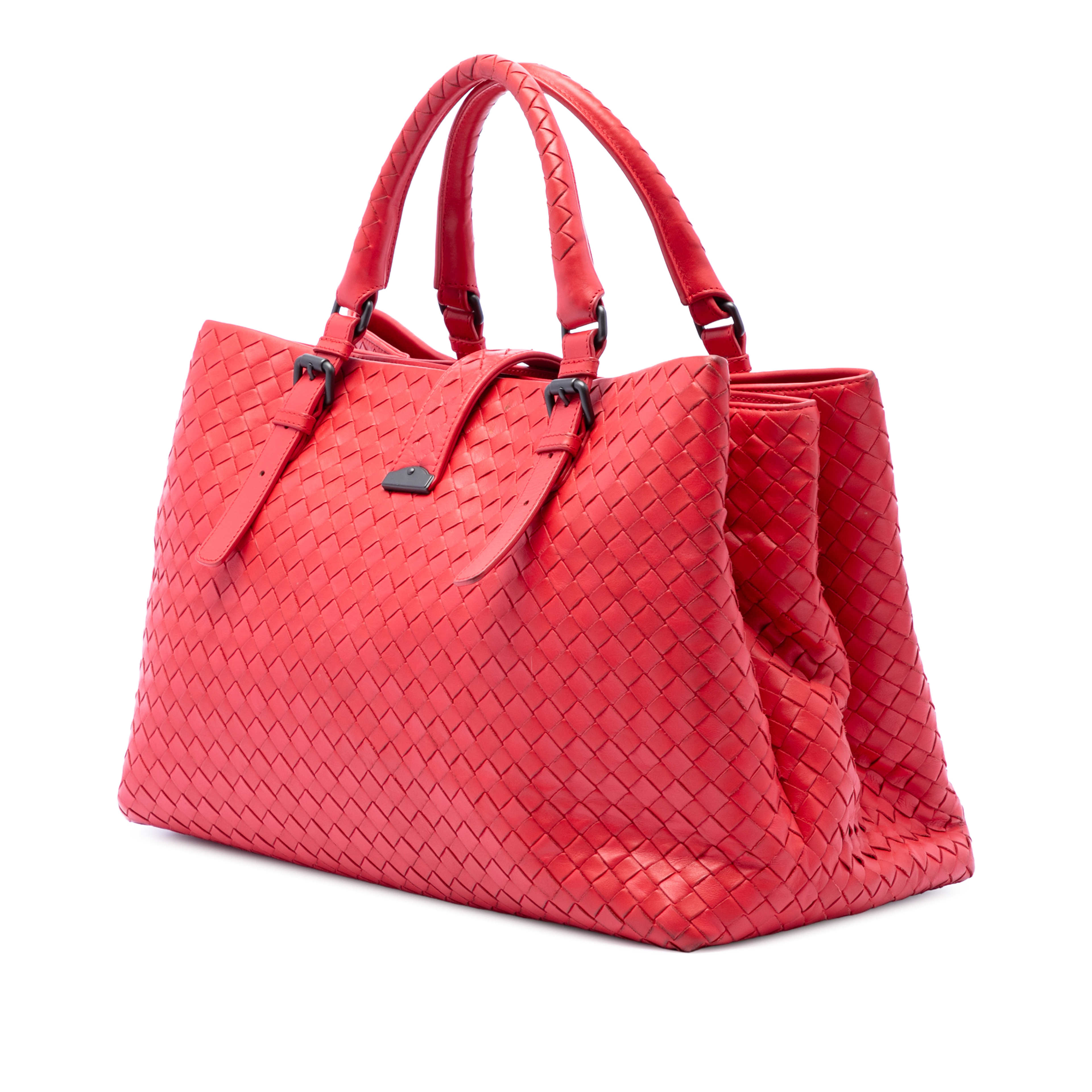Bottega Veneta Medium Nappa Intrecciato Roma Tote, från Luxclusif, i färgen red. Klicka för att öppna bilden i stort format