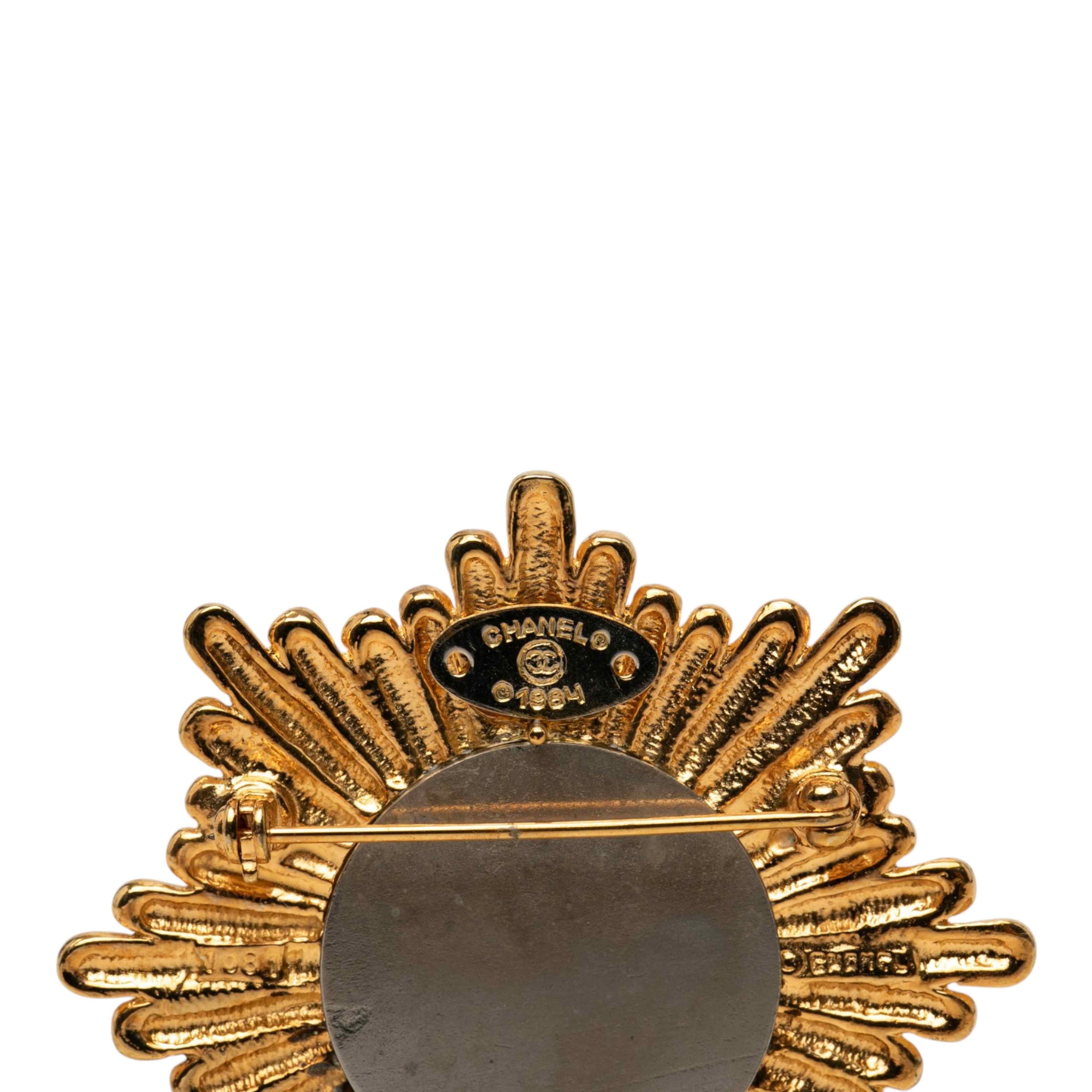 Chanel Cc Gold Plated Starburst Brooch, från Luxclusif, i färgen gold. Klicka för att öppna bilden i stort format