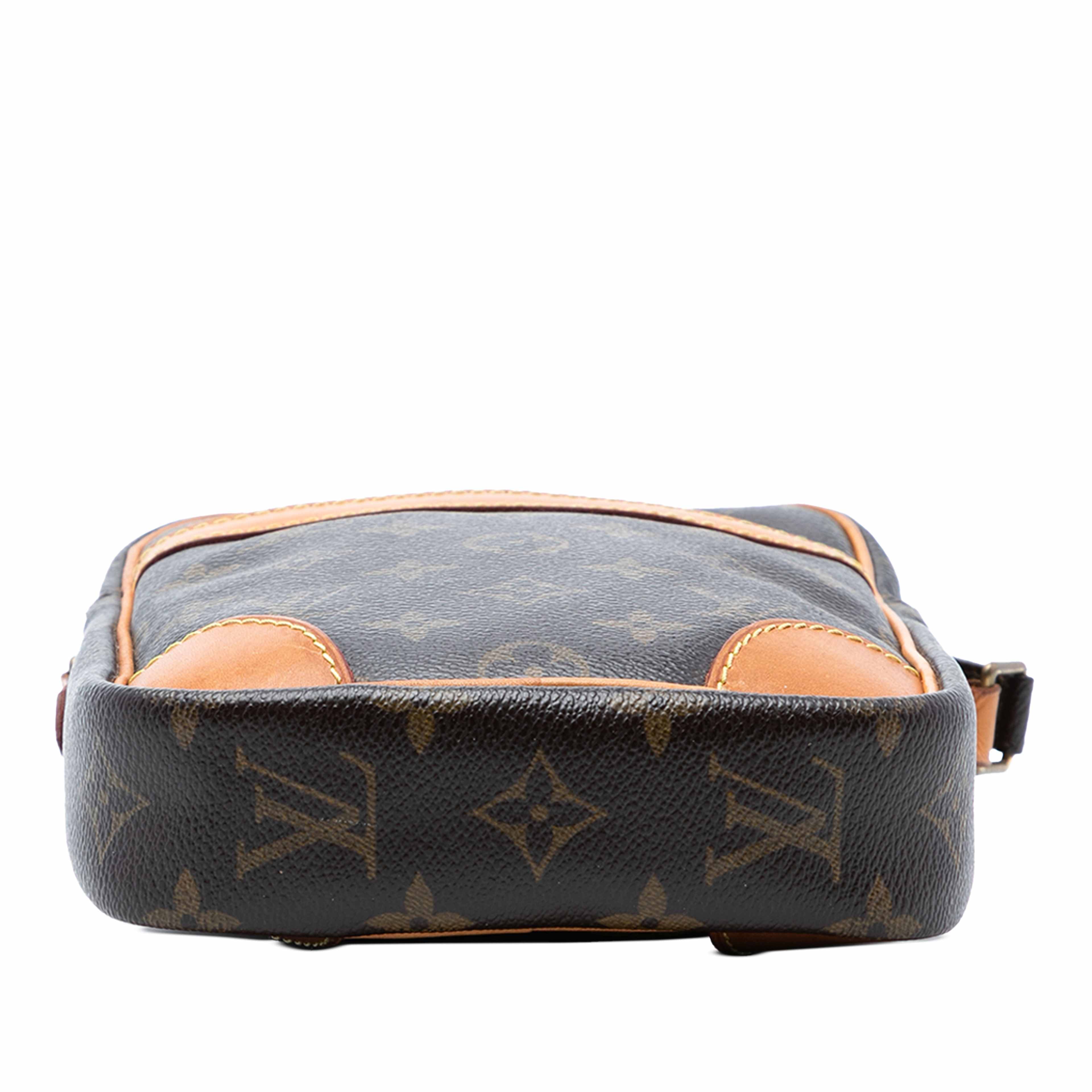 Louis Vuitton Monogram Danube, från Luxclusif, i färgen brown. Klicka för att öppna bilden i stort format