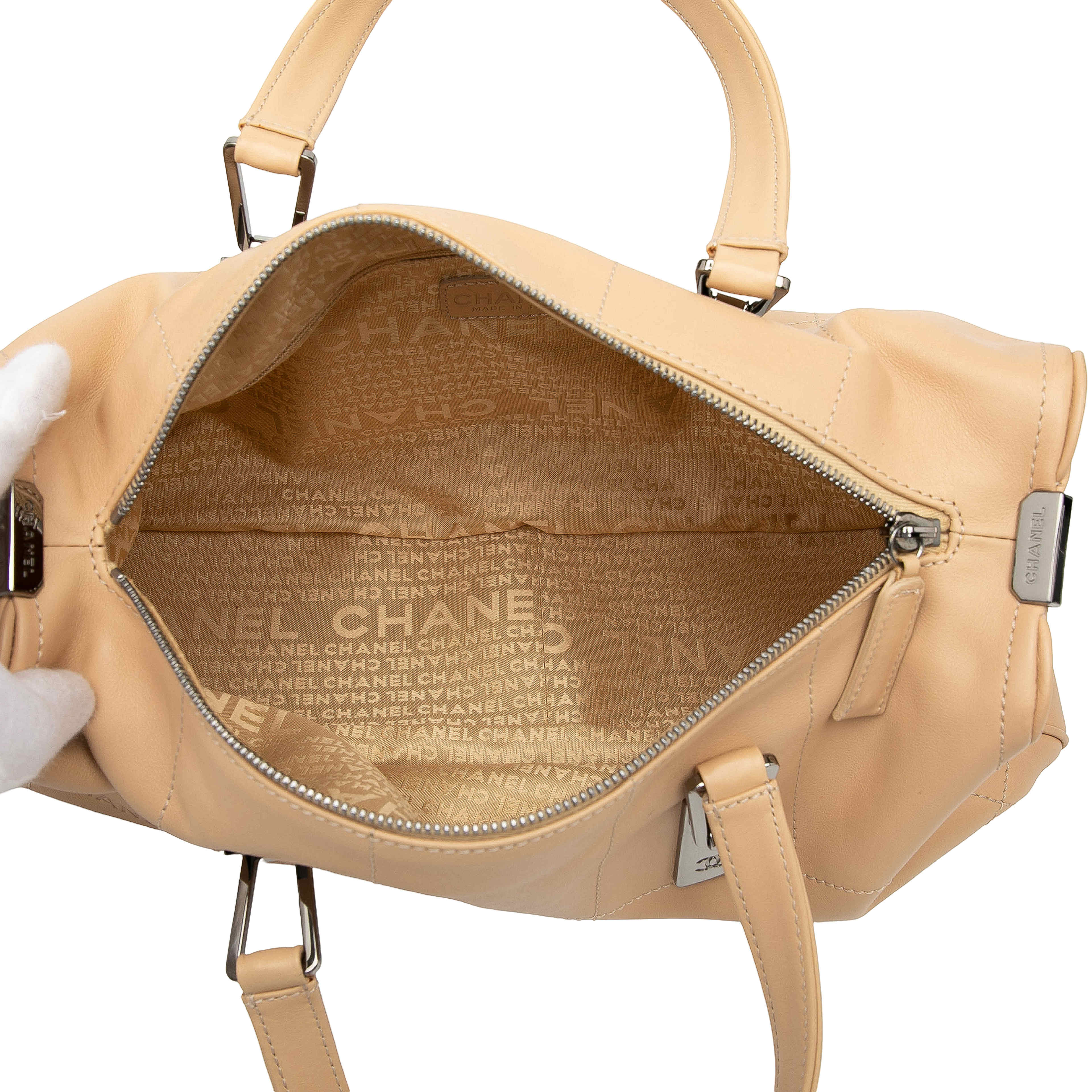 Chanel Cc Square Quilted Lambskin Handbag, från Luxclusif, i färgen beige. Klicka för att öppna bilden i stort format