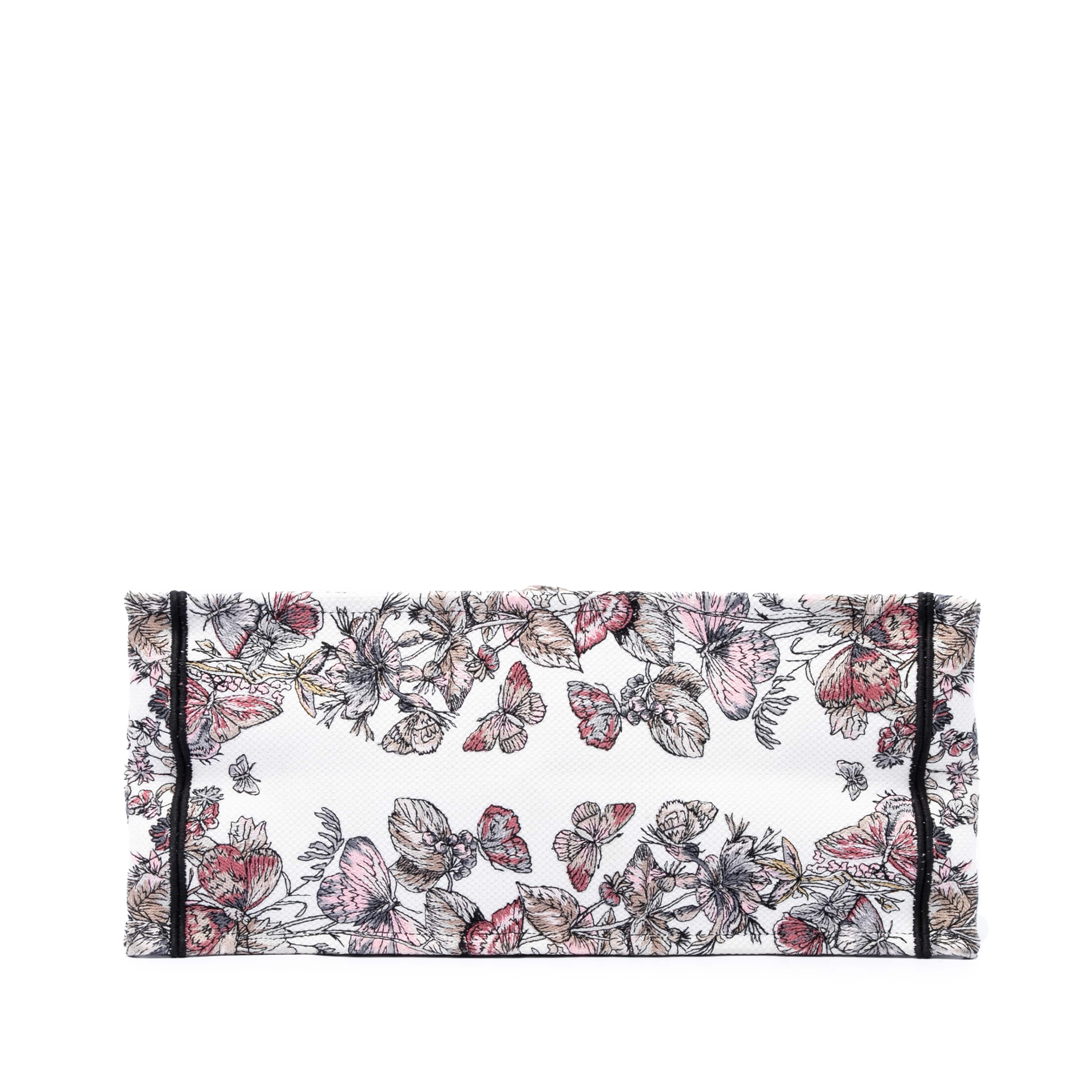 Dior Large Embroidered Canvas Butterfly Around The World Book Tote, från Luxclusif, i färgen vit. Klicka för att öppna bilden i stort format