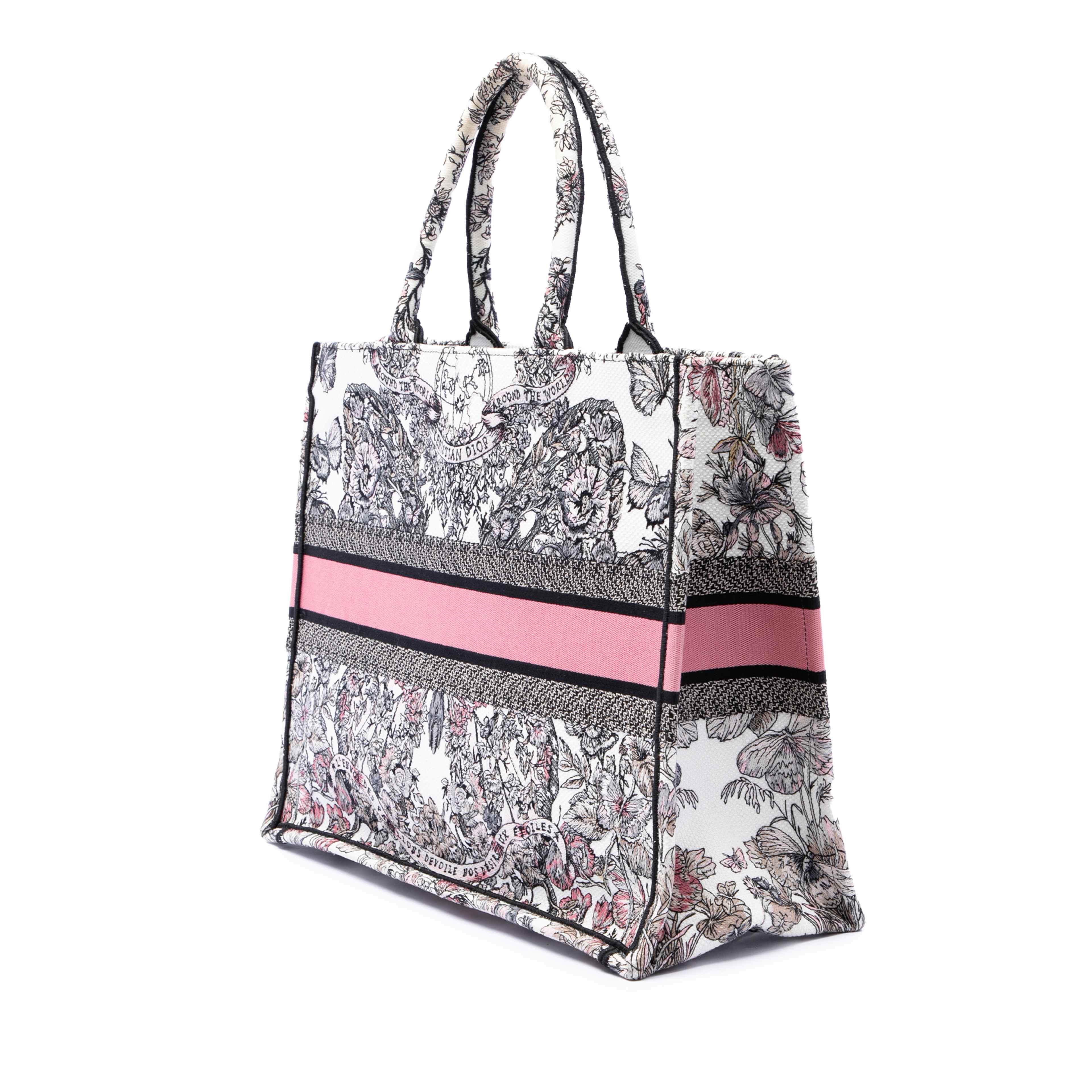 Dior Large Embroidered Canvas Butterfly Around The World Book Tote, från Luxclusif, i färgen vit. Klicka för att öppna bilden i stort format