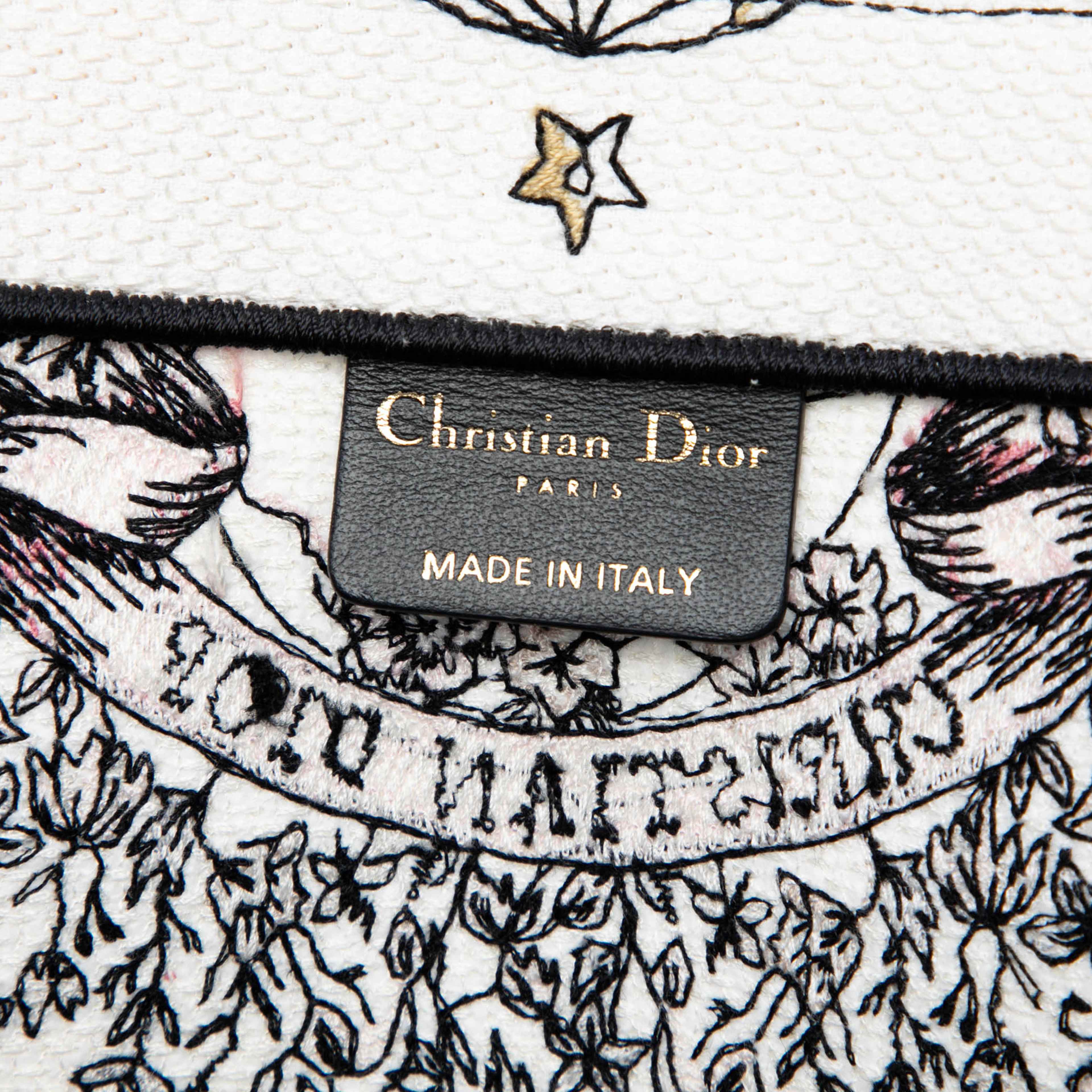Dior Large Embroidered Canvas Butterfly Around The World Book Tote, från Luxclusif, i färgen vit. Klicka för att öppna bilden i stort format
