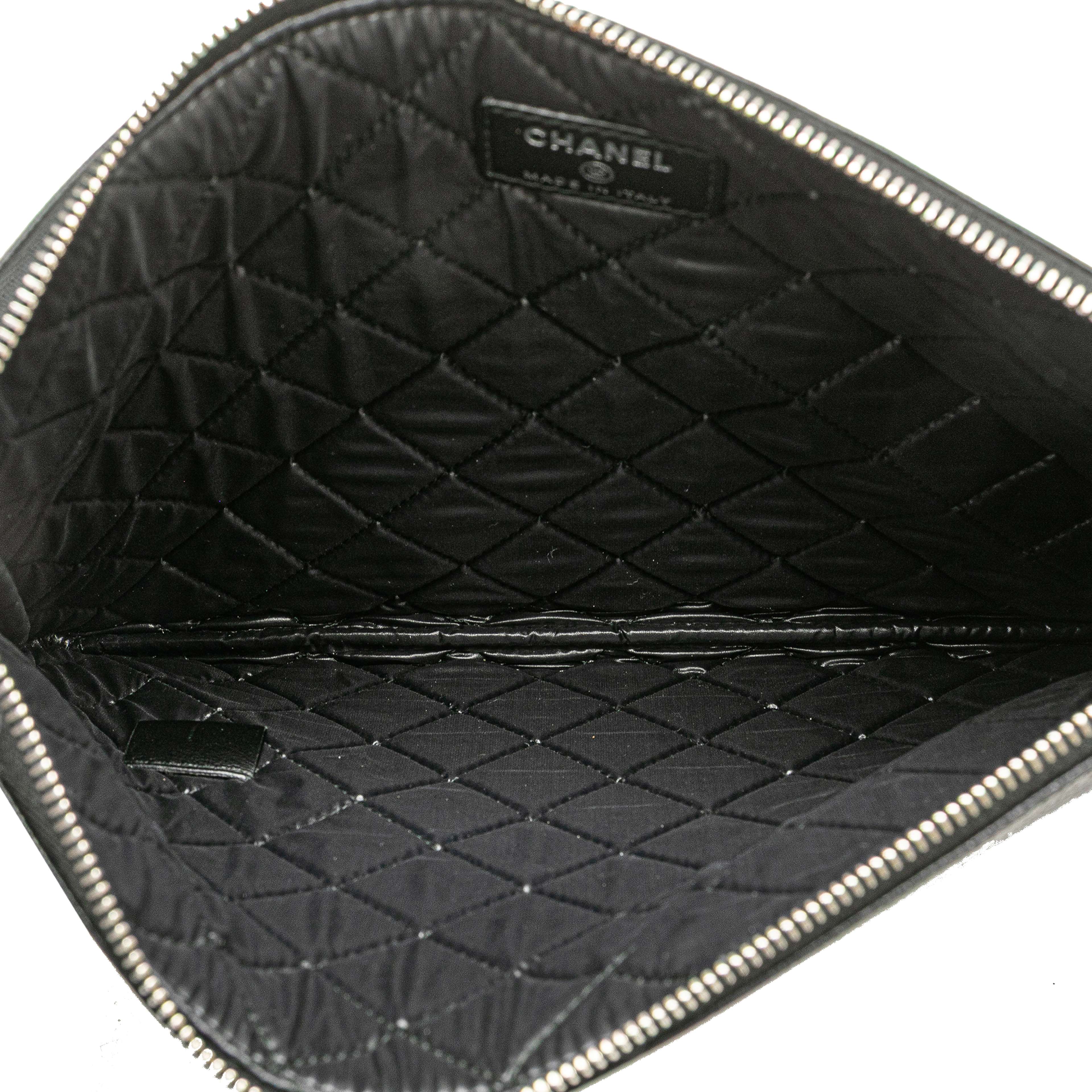 Chanel Medium Caviar Deauville Studded O Case Clutch, från Luxclusif, i färgen black. Klicka för att öppna bilden i stort format