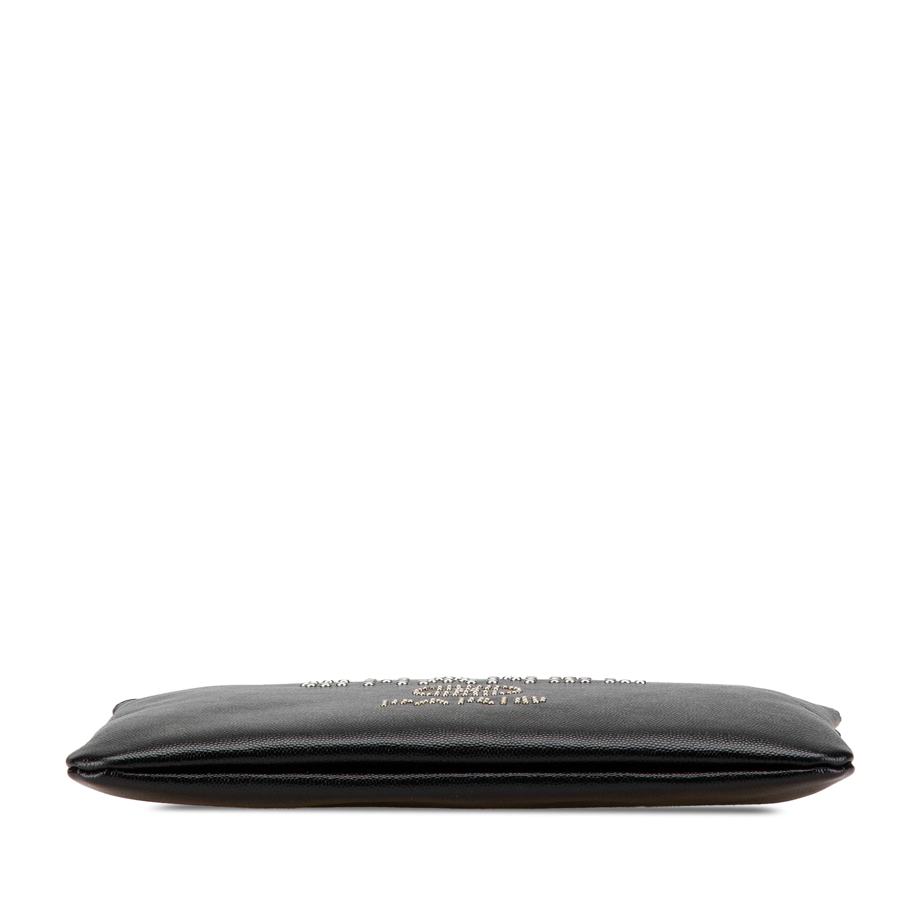 Chanel Medium Caviar Deauville Studded O Case Clutch, från Luxclusif, i färgen black. Klicka för att öppna bilden i stort format