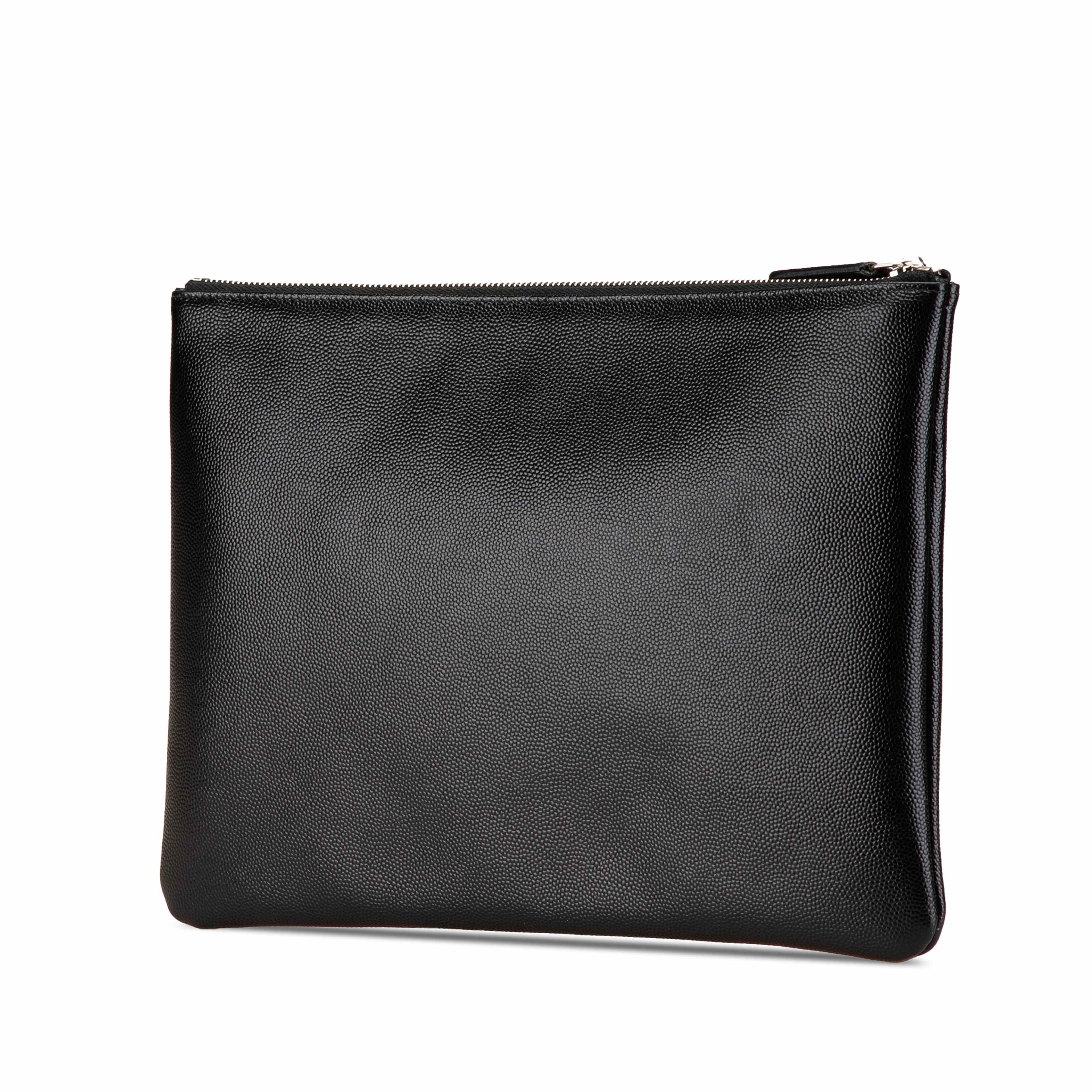 Chanel Medium Caviar Deauville Studded O Case Clutch, från Luxclusif, i färgen black. Klicka för att öppna bilden i stort format