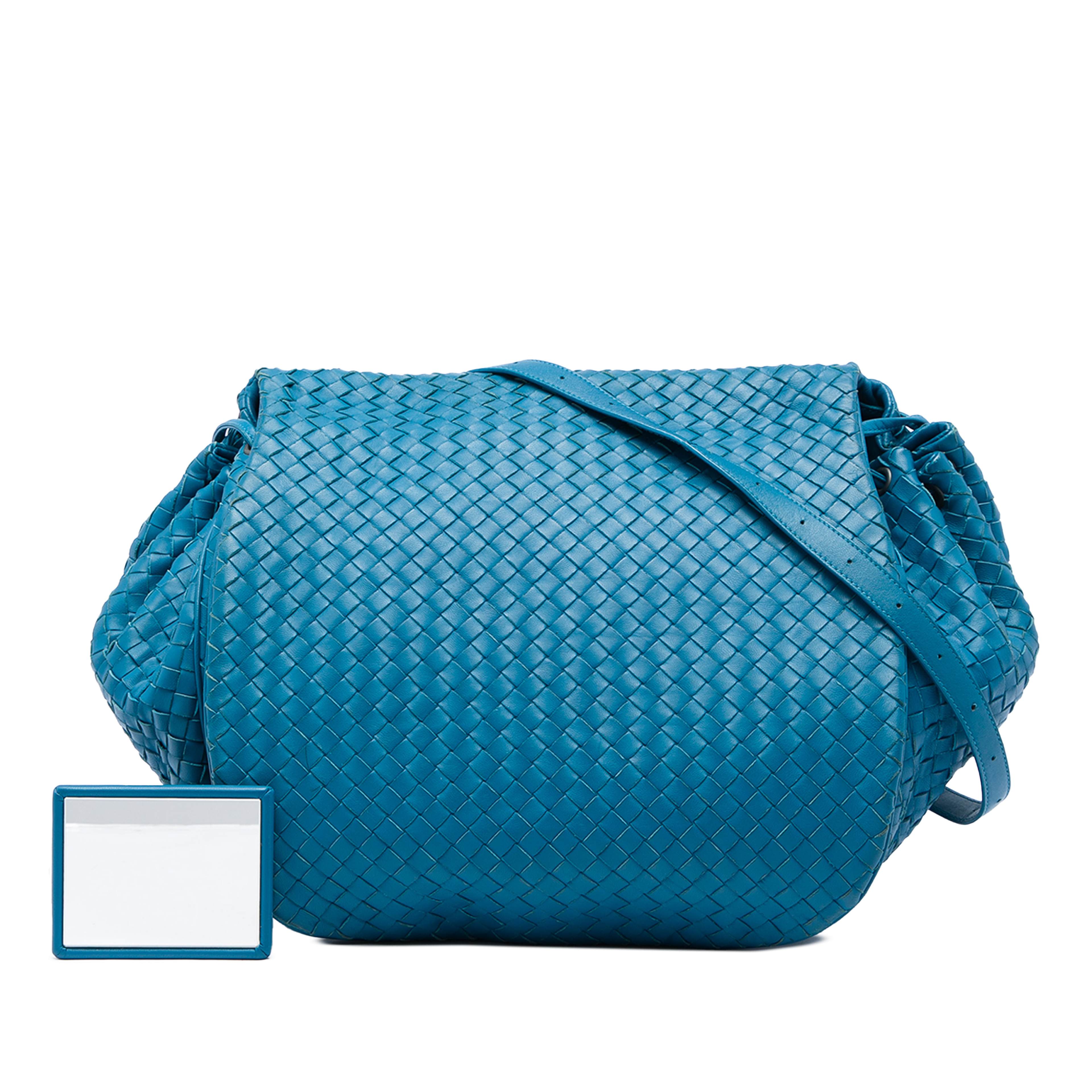 Bottega Veneta Nappa Intrecciato Flap Crossbody, från Luxclusif, i färgen blå. Klicka för att öppna bilden i stort format