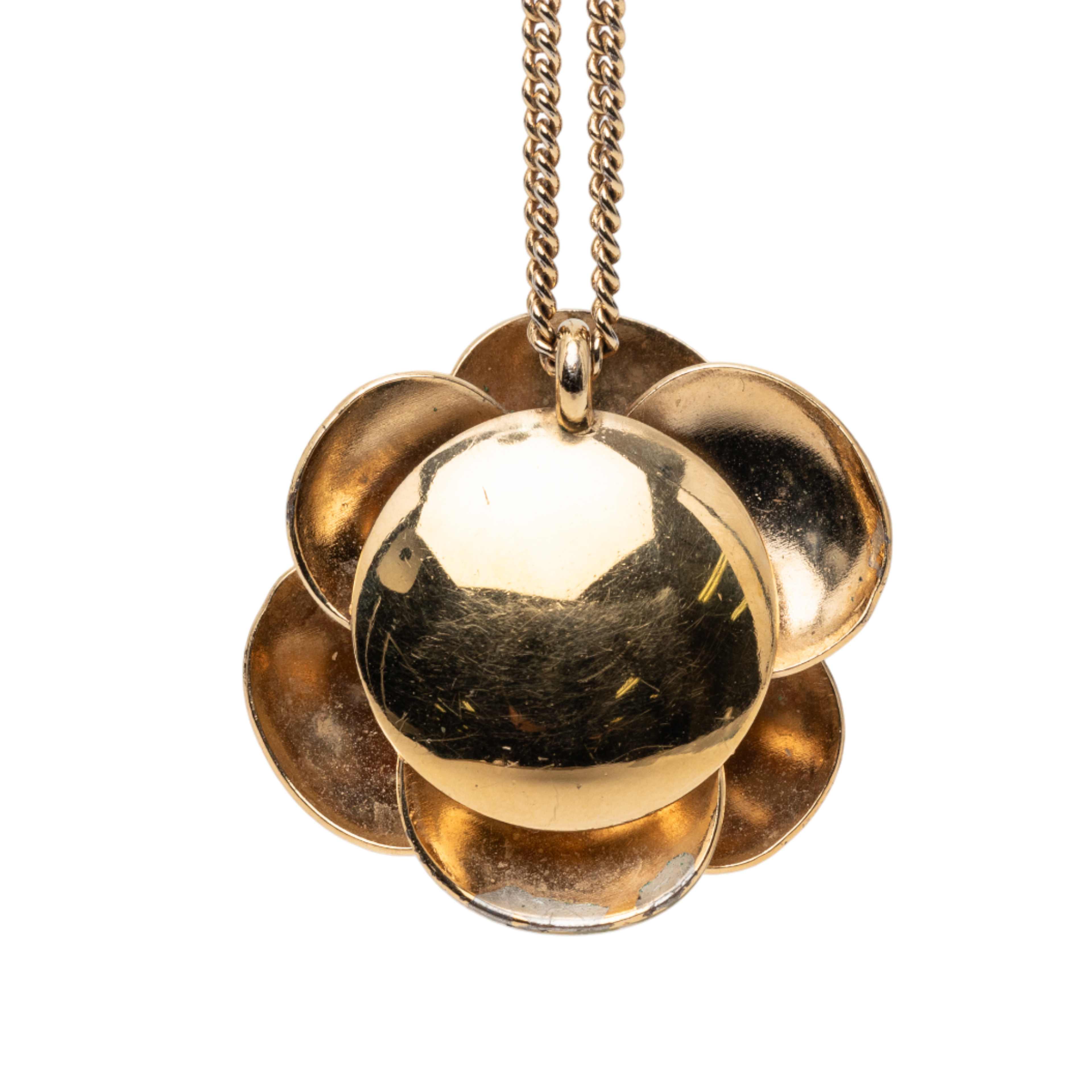 Chanel Cc Gold Plated Enamel Camellia Pendant Necklace, från Luxclusif, i färgen gold. Klicka för att öppna bilden i stort format