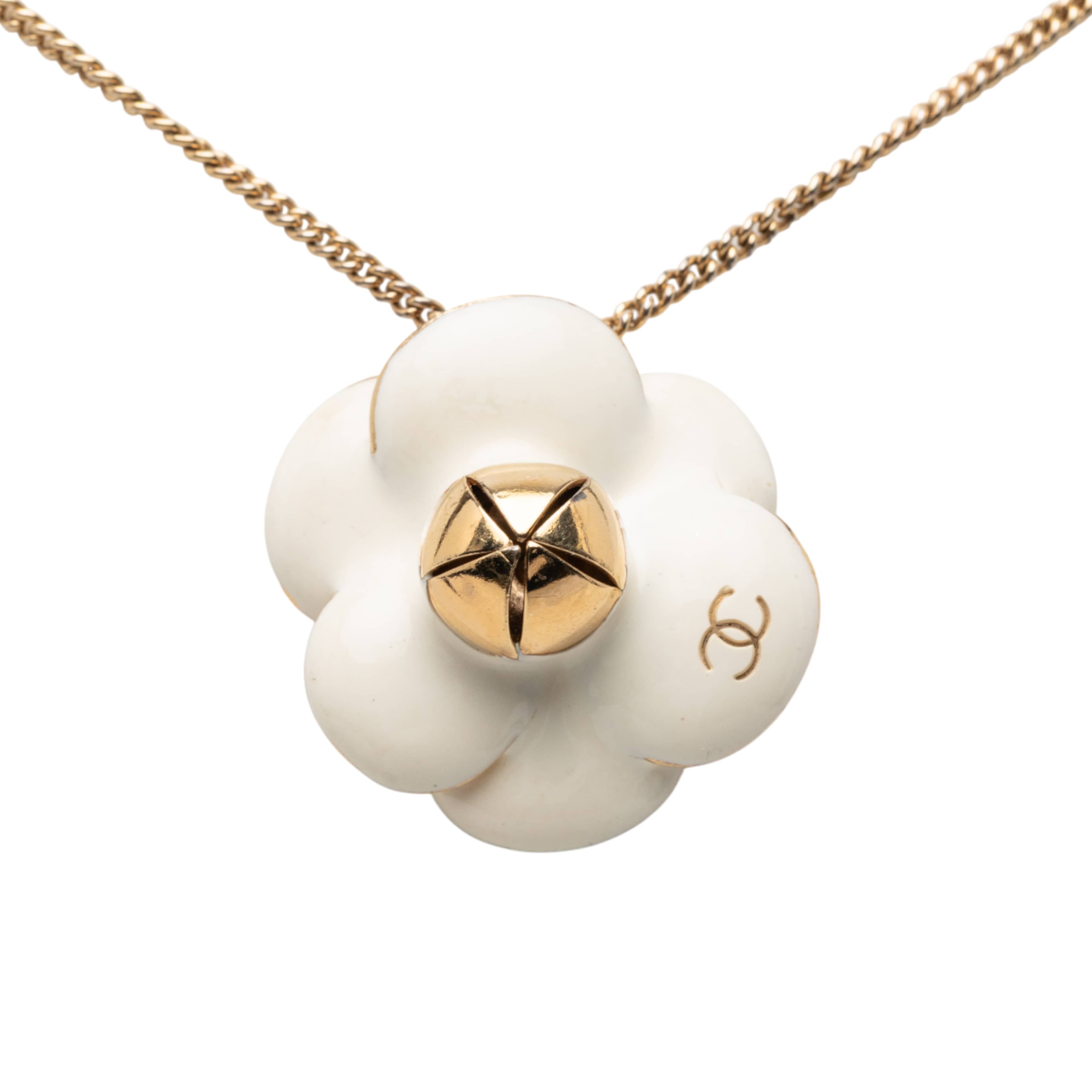 Chanel Cc Gold Plated Enamel Camellia Pendant Necklace, från Luxclusif, i färgen gold. Klicka för att öppna bilden i stort format
