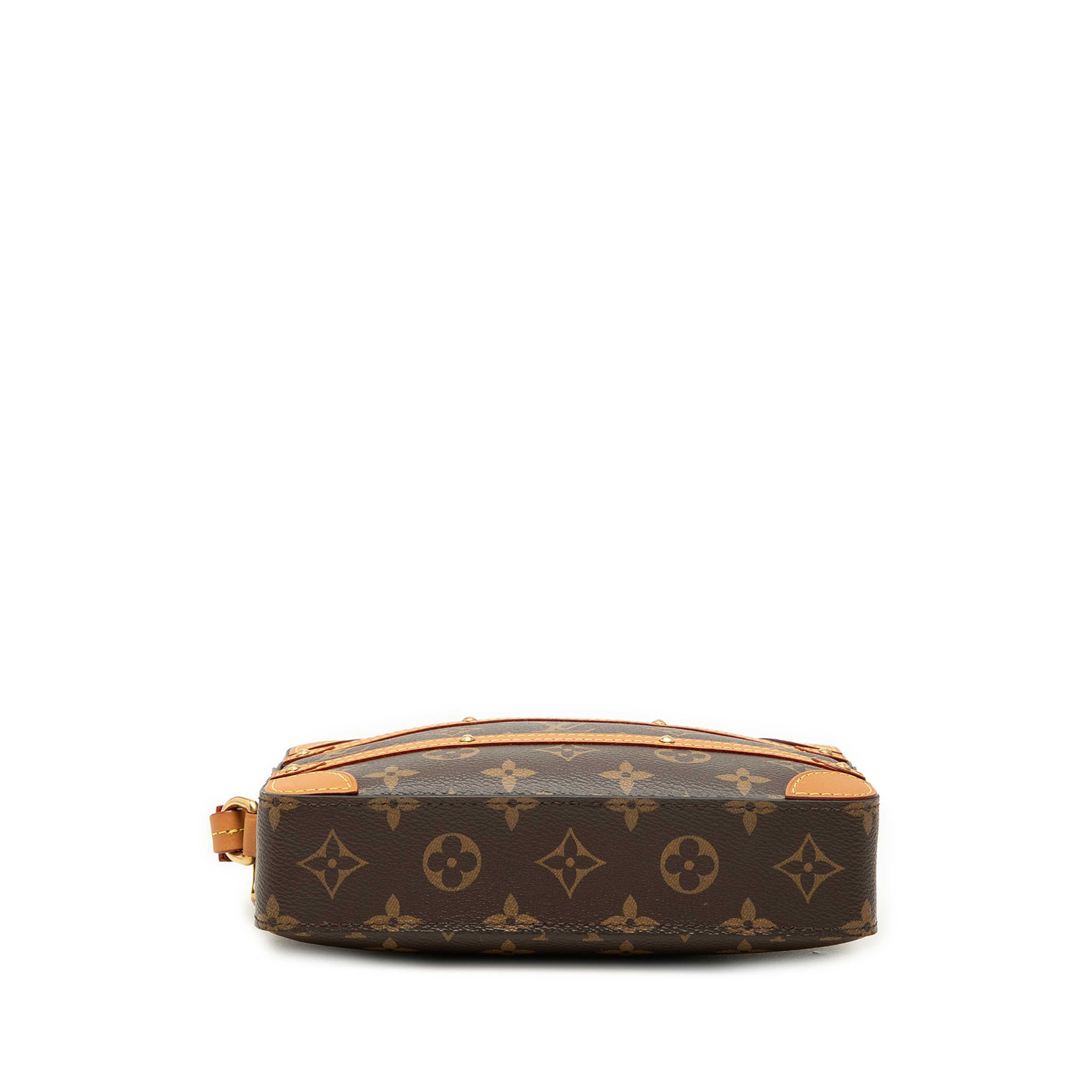 Louis Vuitton Monogram Soft Trunk Pouch, från Luxclusif, i färgen brun. Klicka för att öppna bilden i stort format