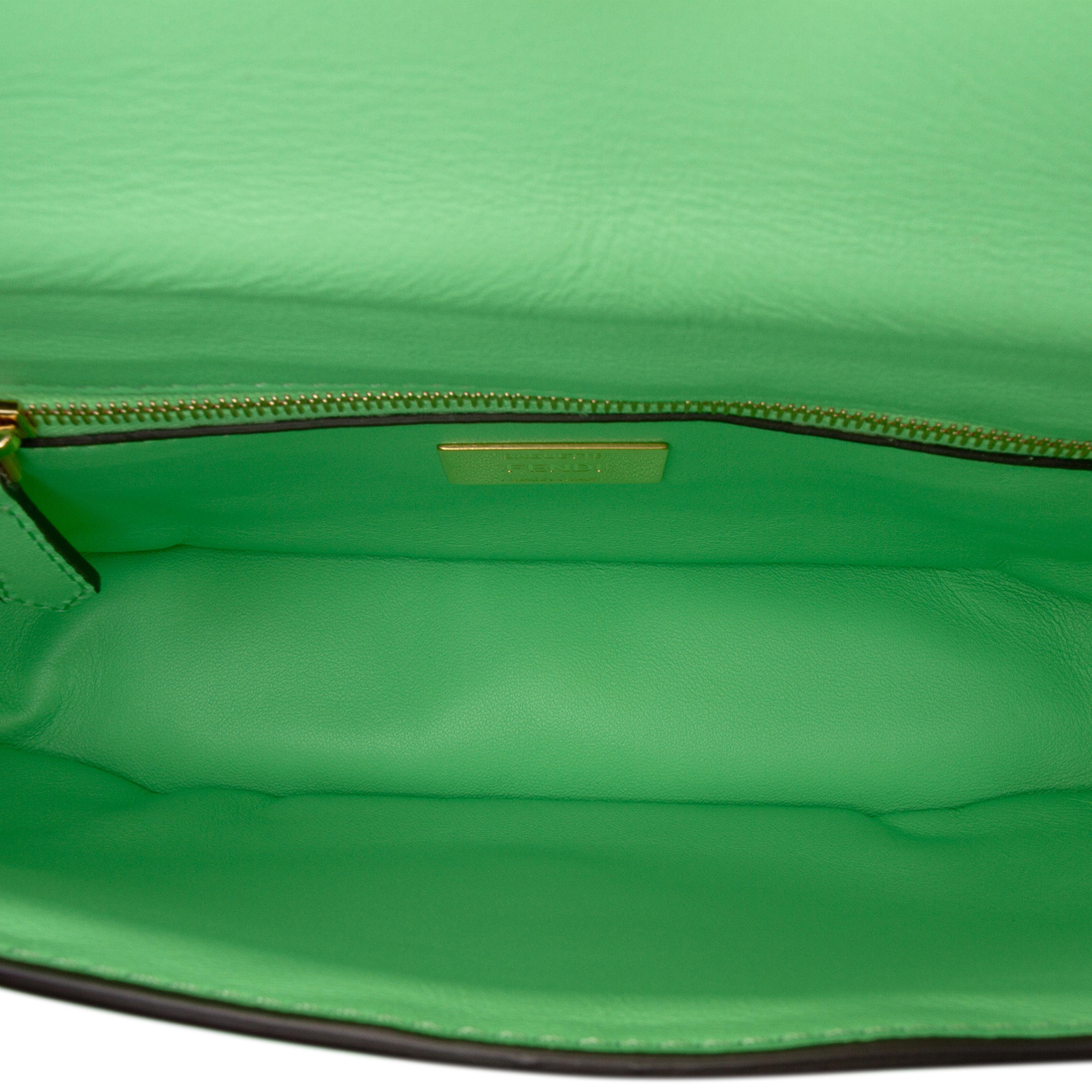 Fendi Small Ff Nappa Embossed Chain Midi Baguette, från Luxclusif, i färgen light green. Klicka för att öppna bilden i stort format