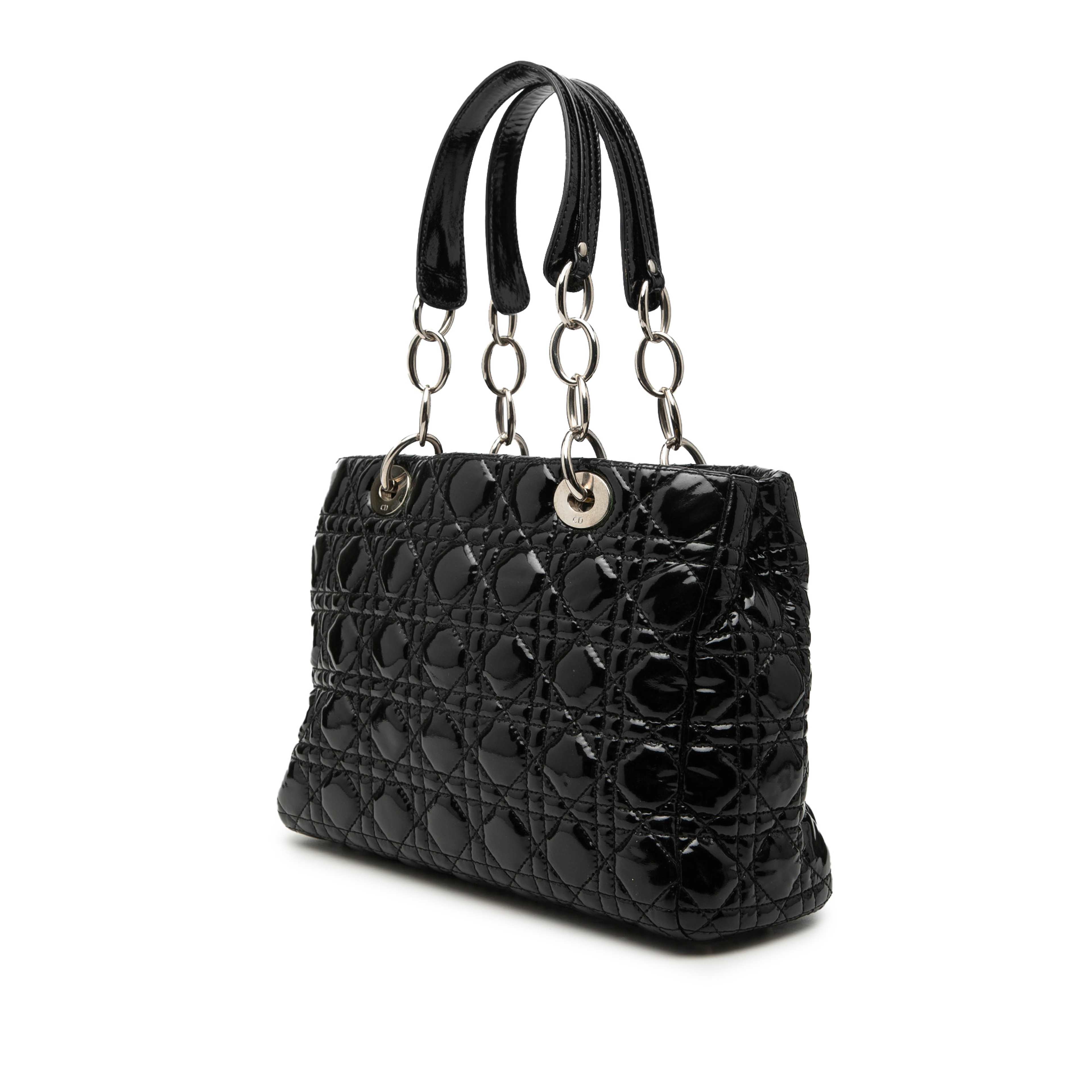Dior Small Patent Cannage Soft Zipped Shopping Tote, från Luxclusif, i färgen black. Klicka för att öppna bilden i stort format