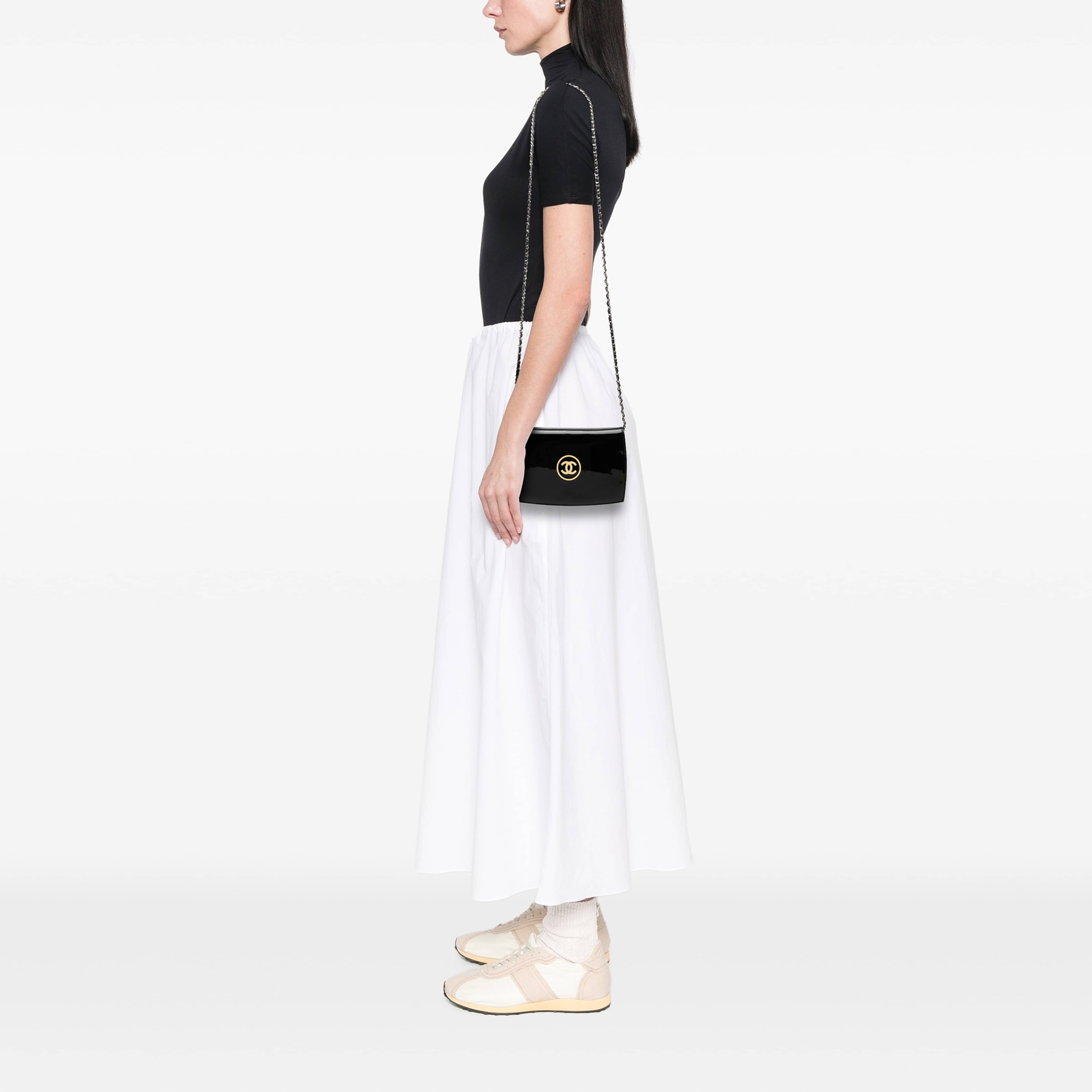 Chanel Cc Patent Compact Wallet On Chain, från Luxclusif, i färgen svart. Klicka för att öppna bilden i stort format