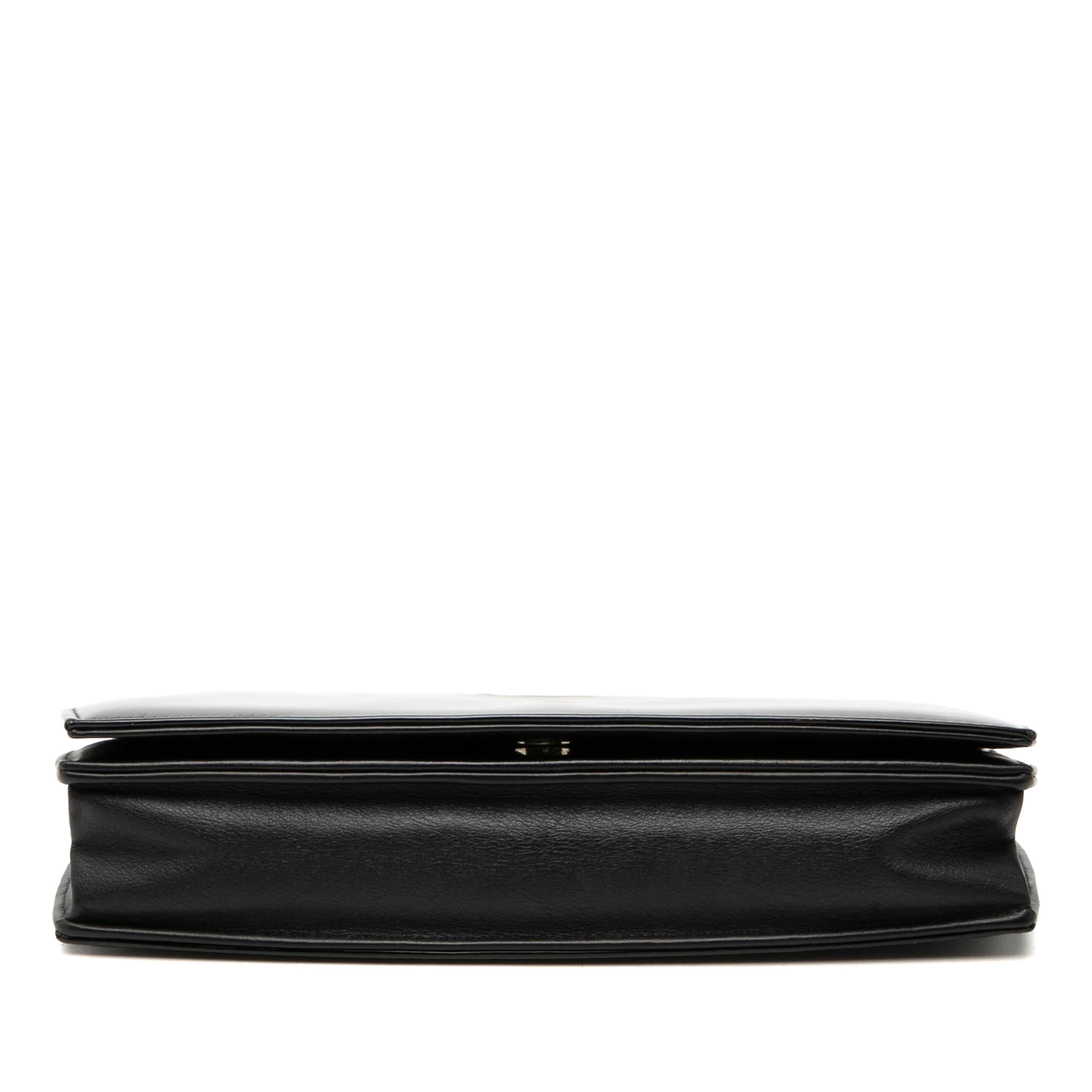 Chanel Cc Patent Compact Wallet On Chain, från Luxclusif, i färgen svart. Klicka för att öppna bilden i stort format