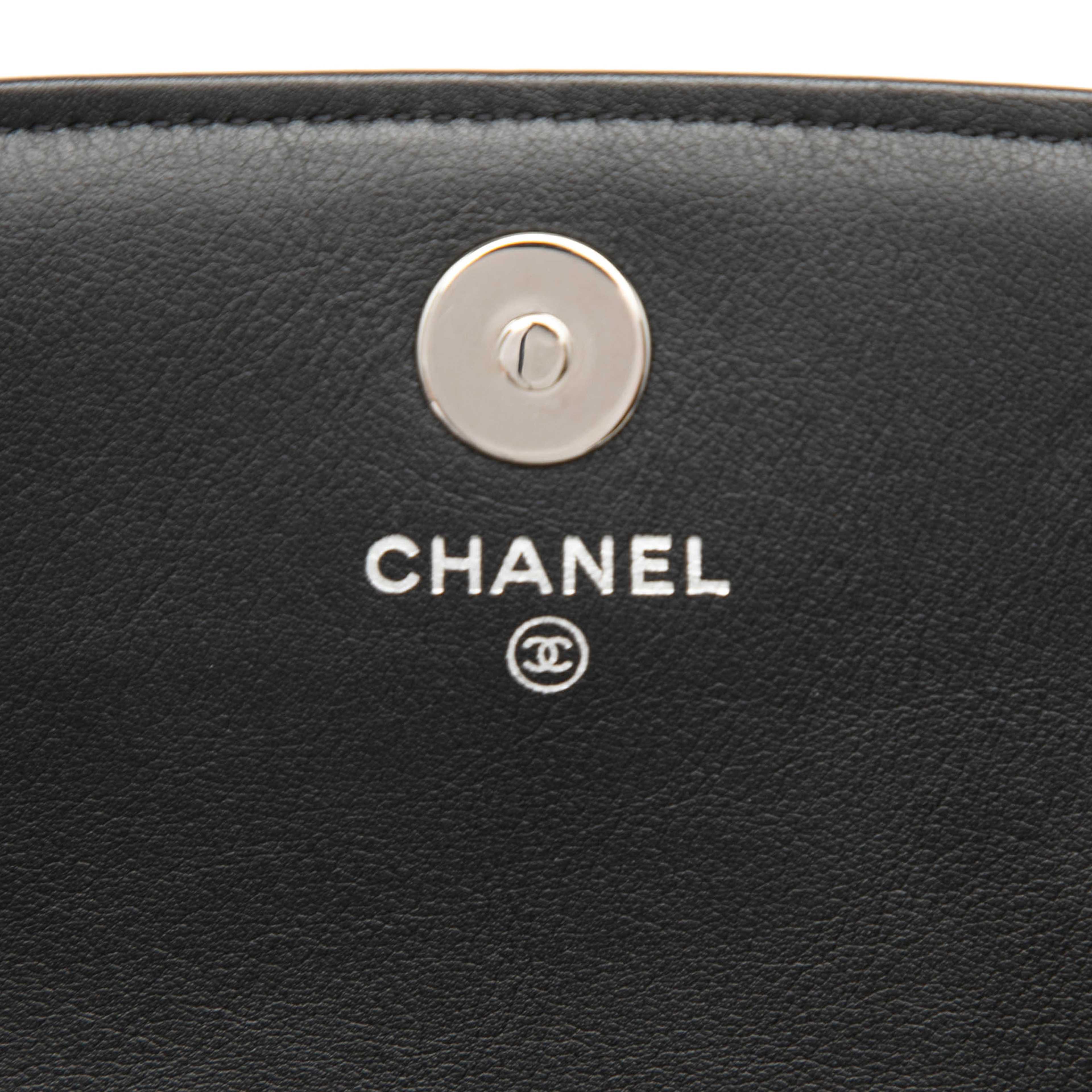 Chanel Cc Patent Compact Wallet On Chain, från Luxclusif, i färgen black. Klicka för att öppna bilden i stort format
