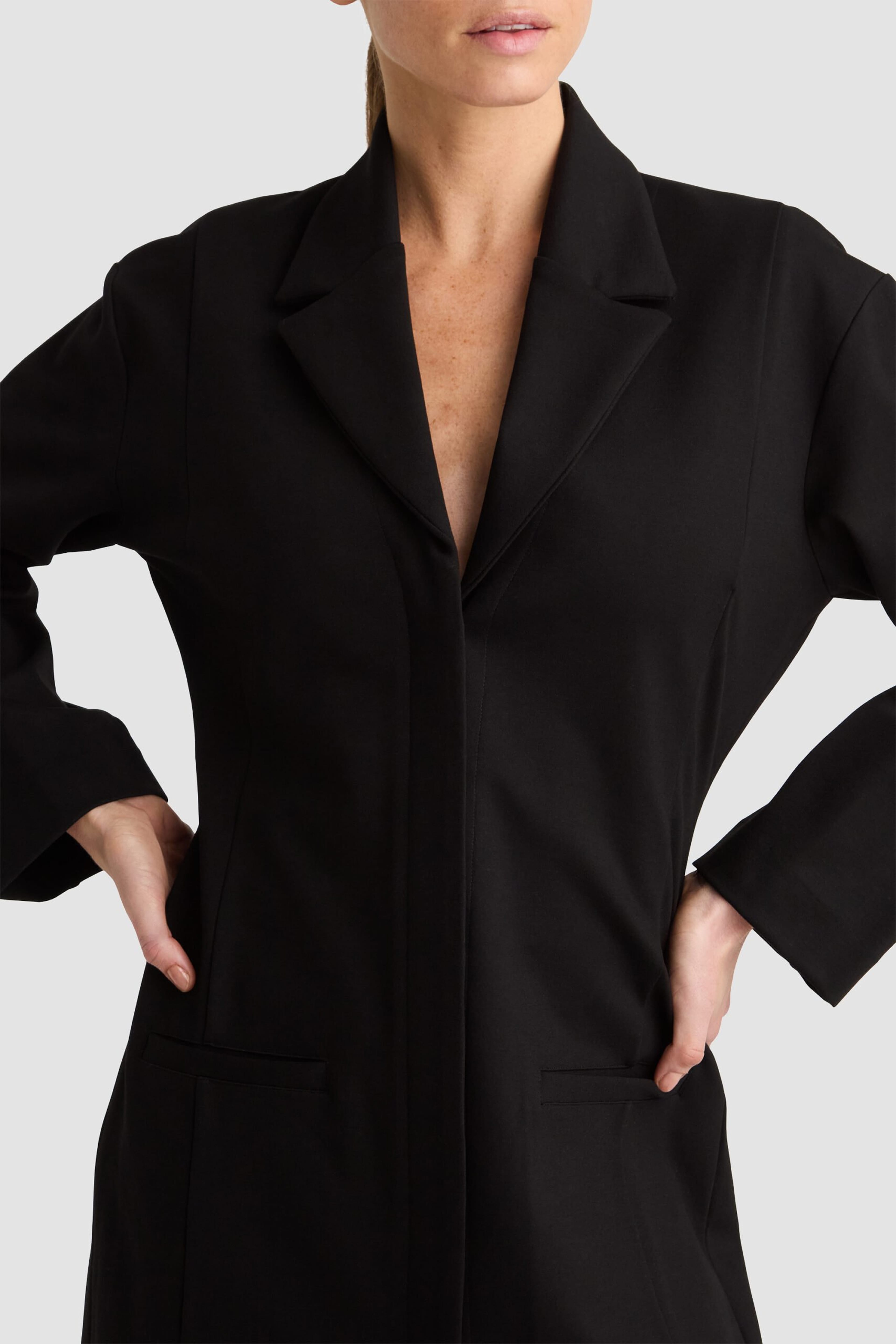 Arvida Blazer Dress - Black, från Residus, i färgen black. Klicka för att öppna bilden i stort format