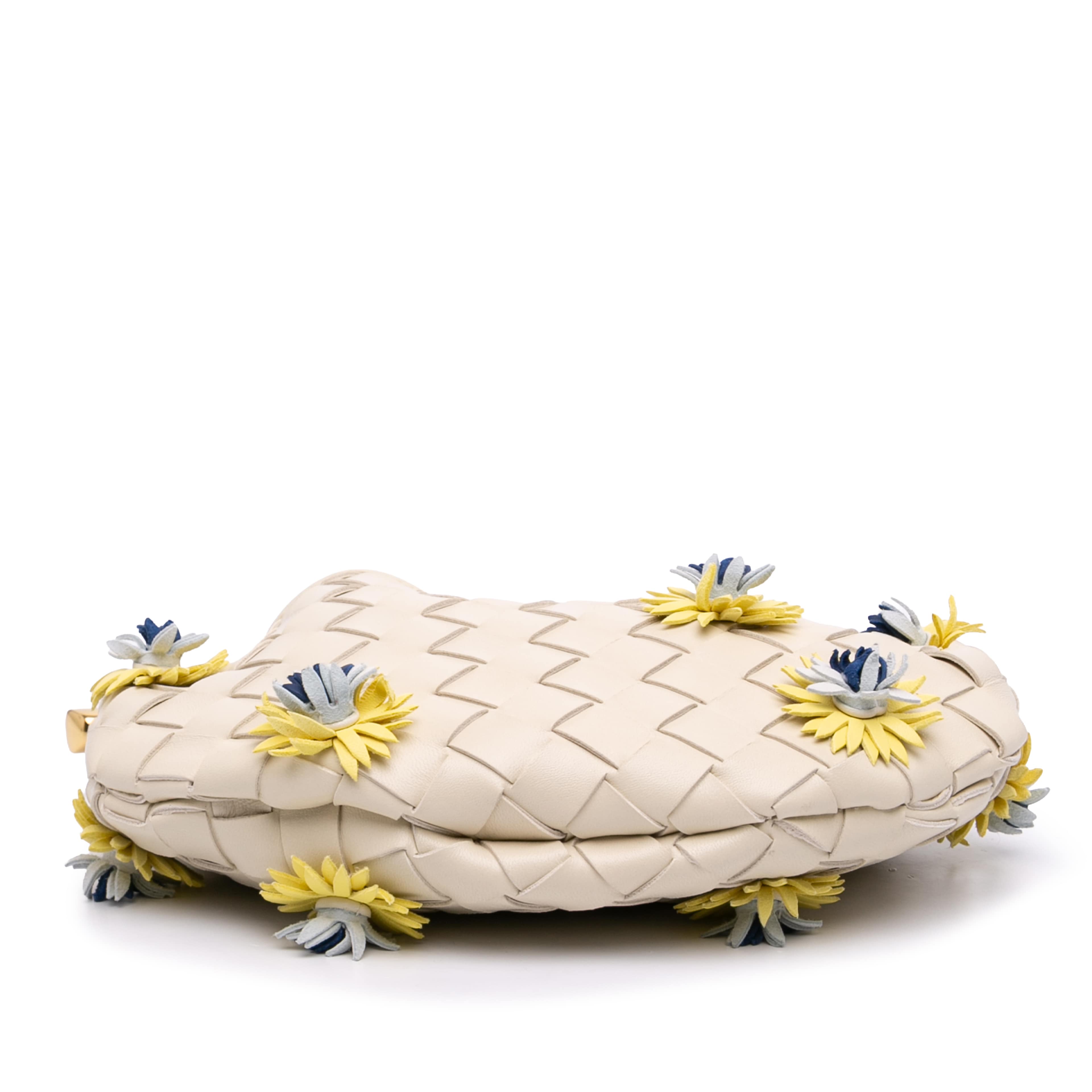 Bottega Veneta Baby Lambskin Intrecciato Floral Sardine, från Luxclusif, i färgen vit. Klicka för att öppna bilden i stort format