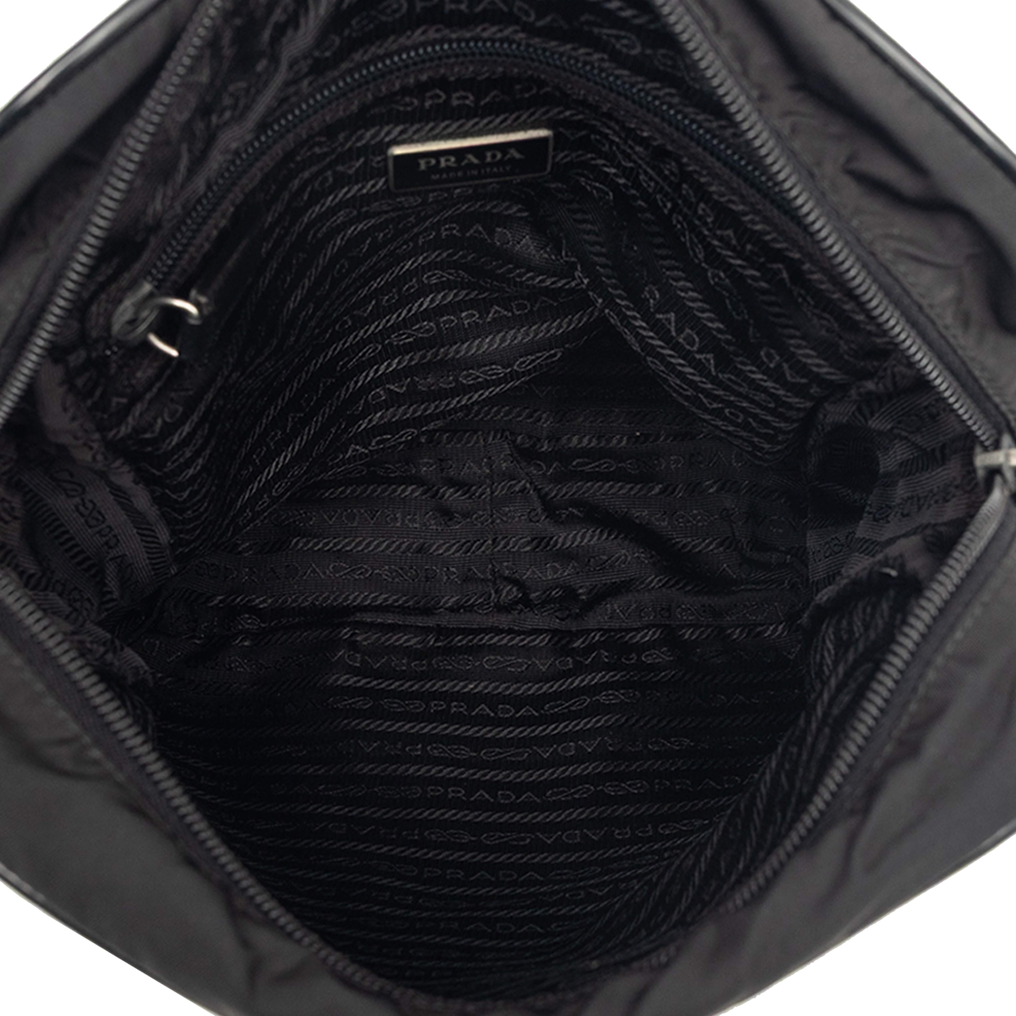Prada Tessuto Zip Top Crossbody, från Luxclusif, i färgen black. Klicka för att öppna bilden i stort format