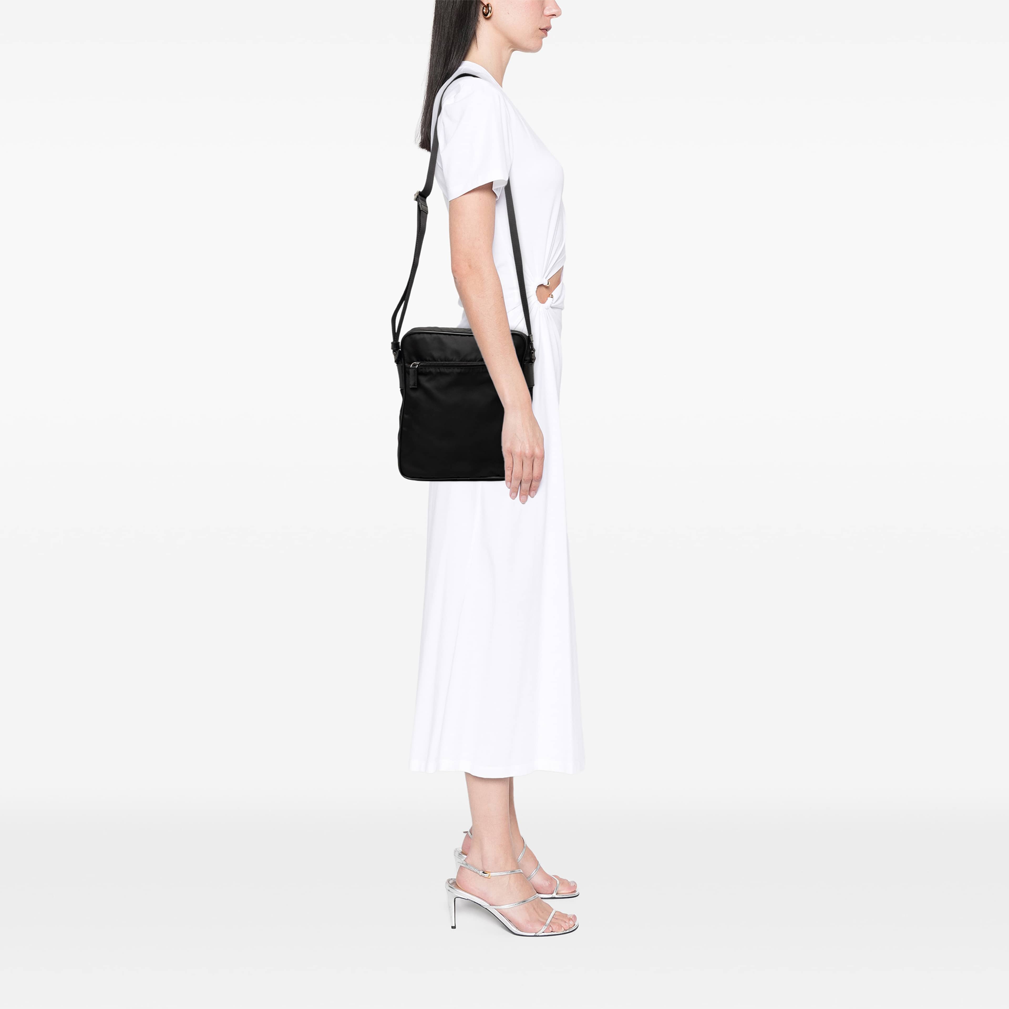 Prada Tessuto Zip Top Crossbody, från Luxclusif, i färgen svart. Klicka för att öppna bilden i stort format